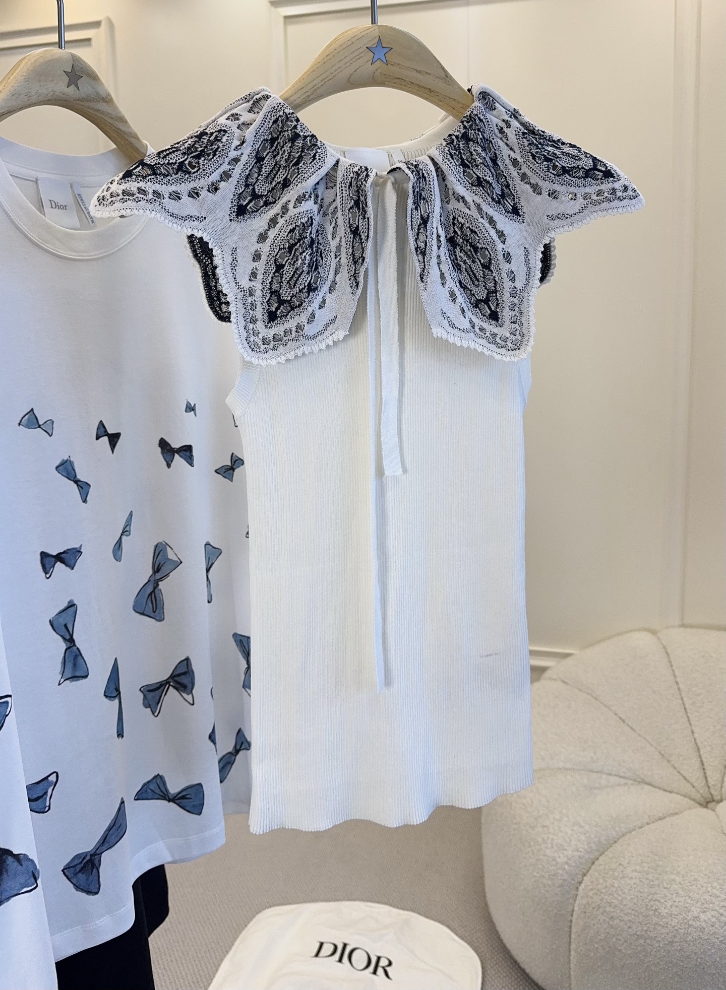 NO:837785,Dior 2026 new petal hollow collar vest, designed by Jonathan Anderson, white knitted material + exquisite hollow lace collar, bow embellishment, slim cut, can be easily worn in daily or light luxury occasions, full of elegance. The hollow details are super layered, and it looks great with skirts or high-waisted pants. It is a must-have highlight item in the spring and summer wardrobe!  ,,dior,skirts,19860909Dior 2026新款花瓣镂空领背心,由Jonathan Anderson主理,白色针织材质+精致镂空花边领,蝴蝶结点缀,剪裁修身,日常或轻奢场合都能轻松驾驭,优雅气质满分.镂空细节超有层次感,搭配裙装或高腰裤都很出彩,是春夏衣橱必备亮点单品！,,dior,skirts,,Women's clothing