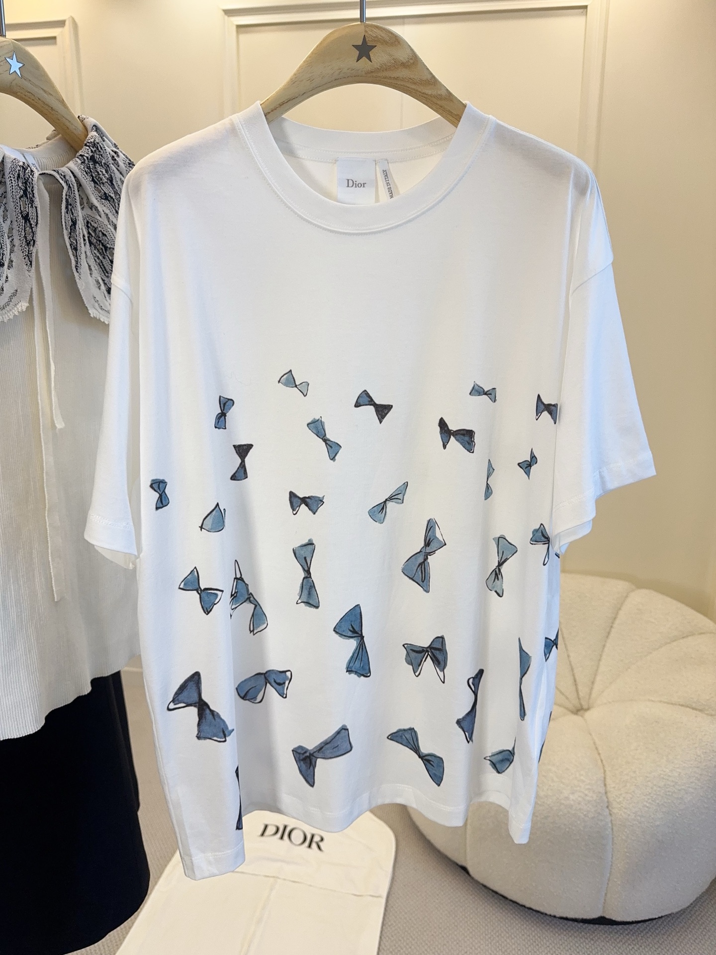NO:837752,Dior2927 new blue bow printed T-shirt, made of pure cotton, soft and skin-friendly, super breathable, super comfortable to wear in summer!  White background + blue bow, elegant and playful, loose fit, adaptable to a variety of body shapes, suitable for wearing alone or layered. It goes well with jeans and short skirts, and can easily switch between casual or sweet styles. It is a must-have and versatile item for summer wardrobe!  ,,dior,skirts,jeans,tees,t-shirt,19860909Dior2927新款蓝色蝴蝶结印花T恤,纯棉材质,柔软亲肤,透气性超棒,夏天穿超舒服！白色底色+蓝色蝴蝶结,优雅又俏皮,宽松版型,包容多种身材,单穿或内搭都很OK.搭配牛仔裤、短裙都很出彩,轻松切换休闲or甜美风,是夏季衣橱必备百搭单品！,,dior,skirts,jeans,tees，t-shirt,,Women's clothing