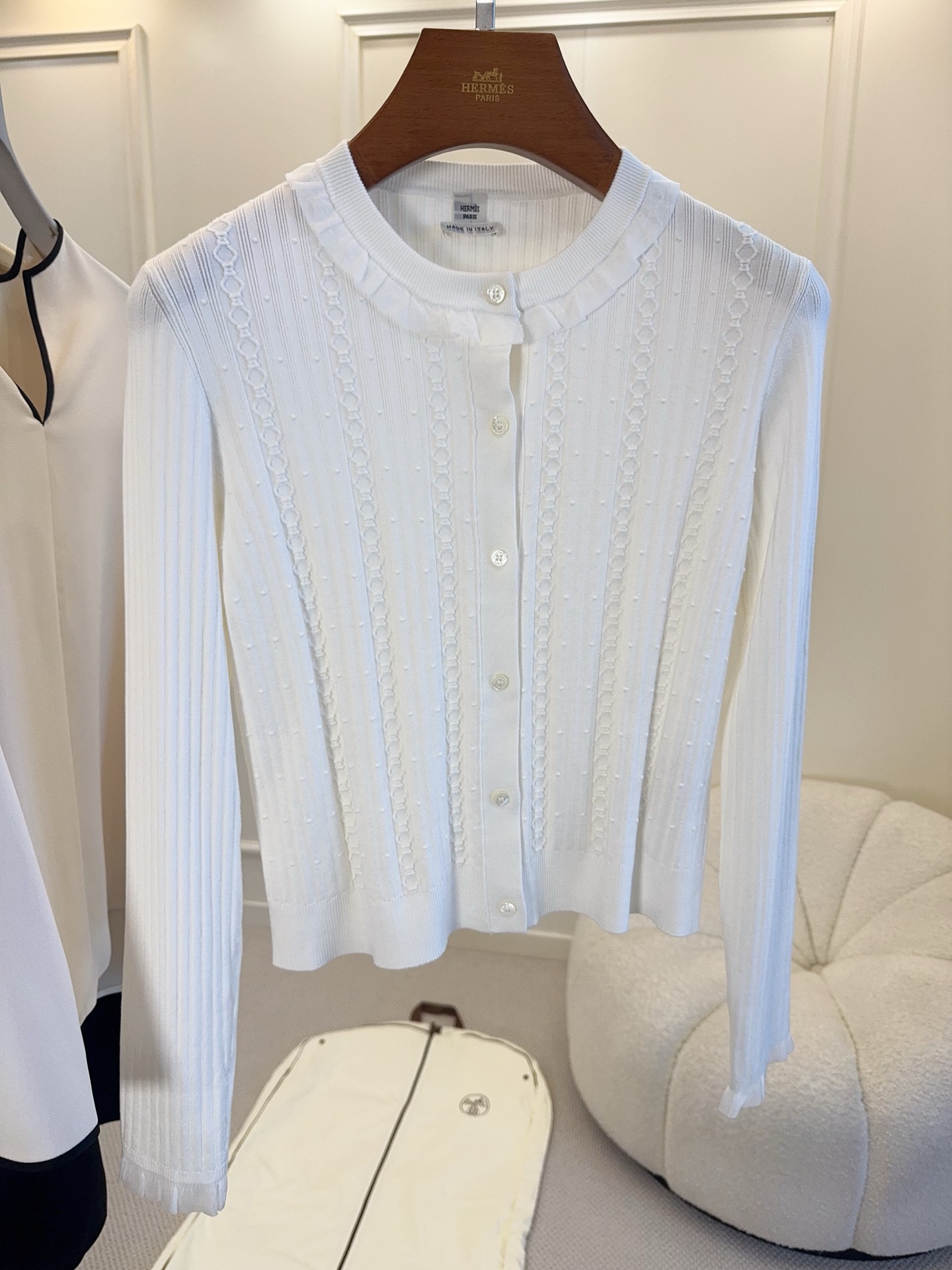 NO:837760,Hermes 2027 new knitted cardigan, silk and cotton blend, feels delicate and warm. Round neck + button design, exquisite lace on the cuffs and hem, perfect details. Three-dimensional front texture, full of layering, looks great with jeans or skirts. Fitted version, comfortable and not tight, very suitable for spring and autumn, easily create an elegant girly look.,, hermes, skirts, jeans,19860909Hermes2027新款针织开衫,丝棉混纺,触感细腻又保暖.圆领+纽扣设计,袖口和下摆有精致花边,细节满分.正面立体肌理,层次感十足,配牛仔裤或裙装都很出彩.合体版型,舒适不紧绷,春秋季节穿超合适,轻松打造优雅少女感look.,,hermes,skirts,jeans,,Women's clothing