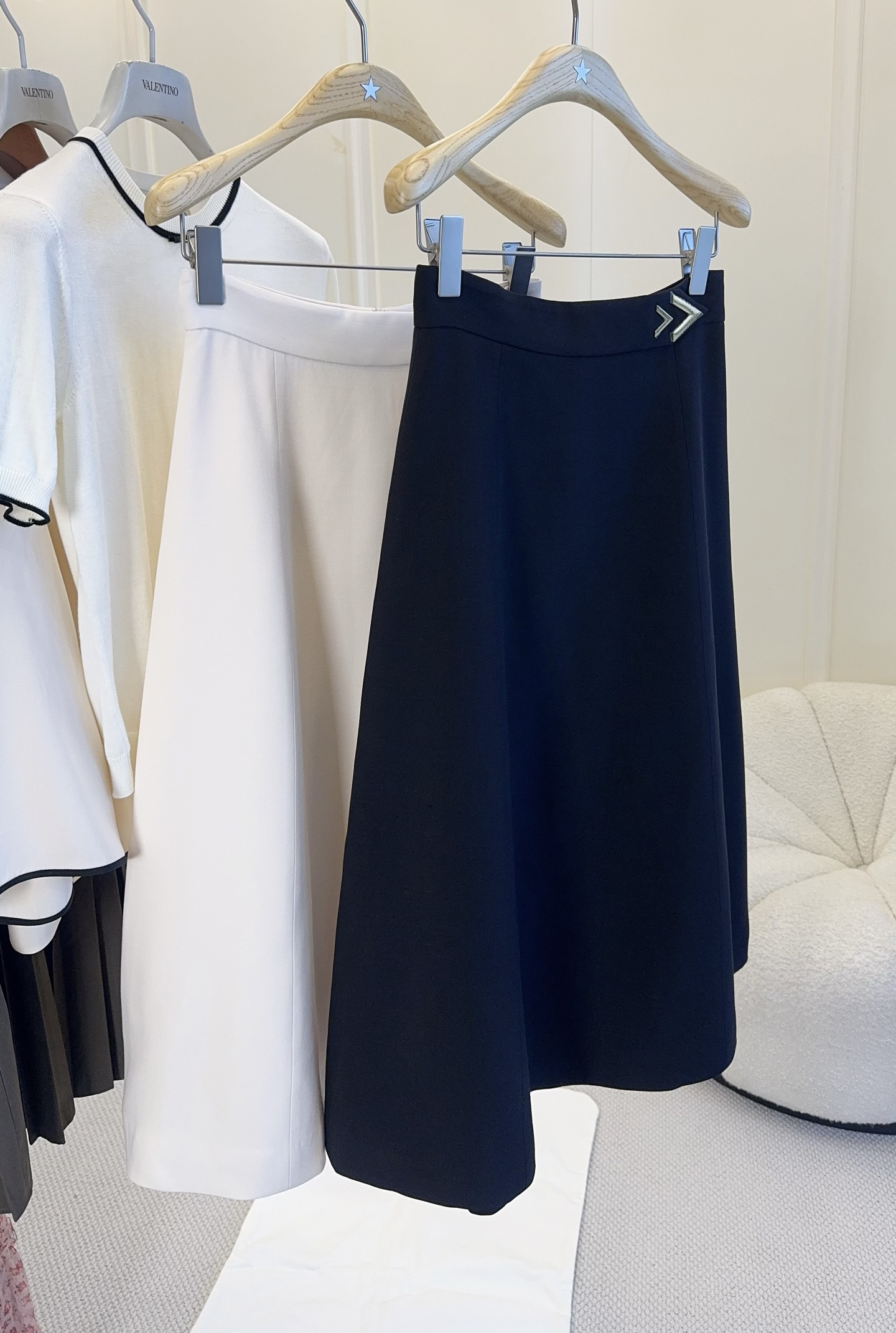NO:837770,Valentino2026 new silk wool skirt, customized silk wool fabric, with excellent drape and stiffness. A-line version + high waist design, modify the waistline, lengthen the proportion of the legs, making it look slim and elegant. The metal arrow decoration on the waist is very recognizable, and the details are perfect!  The skirt is of moderate length and can be easily worn in commuting, dating and formal occasions. It looks great with shirts, sweaters or high heels, and can be easily switched between multiple styles~,,valentino,high heels,skirts,shirts,19860909Valentino2026新款丝毛半裙,定制丝毛面料,垂坠感和挺括度都很在线.A字版型+高腰设计,修饰腰线,拉长腿部比例,显瘦又优雅.腰部金属箭头装饰超有辨识度,细节满分！裙长适中,通勤、约会、正式场合都能轻松驾驭.配衬衫、针织衫或高跟鞋都很出彩,轻松切换多种风格～,,valentino,high heels,skirts,shirts,,Women's clothing