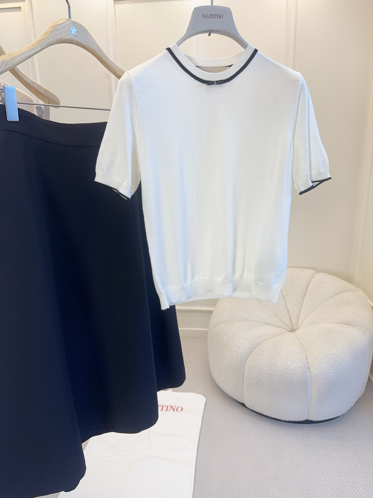 NO:837764,Valentino2026 new contrast color knitted short-sleeved, ultra-fine wool knitted, soft and skin-friendly, round neck + black contrasting edges, simple and detailed. It can be easily managed for commuting and leisure. It is very tolerant and looks elegant and intellectual when paired with jeans or skirts ~ a must-have for daily wear, comfortable and fashionable!  ,,valentino,skirts,jeans,T-shirt,19860909Valentino2026新款撞色针织短袖,超细羊毛针织,柔软亲肤,圆领+黑色撞色边,简约又有细节感.通勤休闲都能轻松驾驭.包容性强,搭配牛仔裤或半裙都很优雅知性～日常穿搭必备,舒适又时髦！,,valentino,skirts,jeans,T-shirt,,Women's clothing