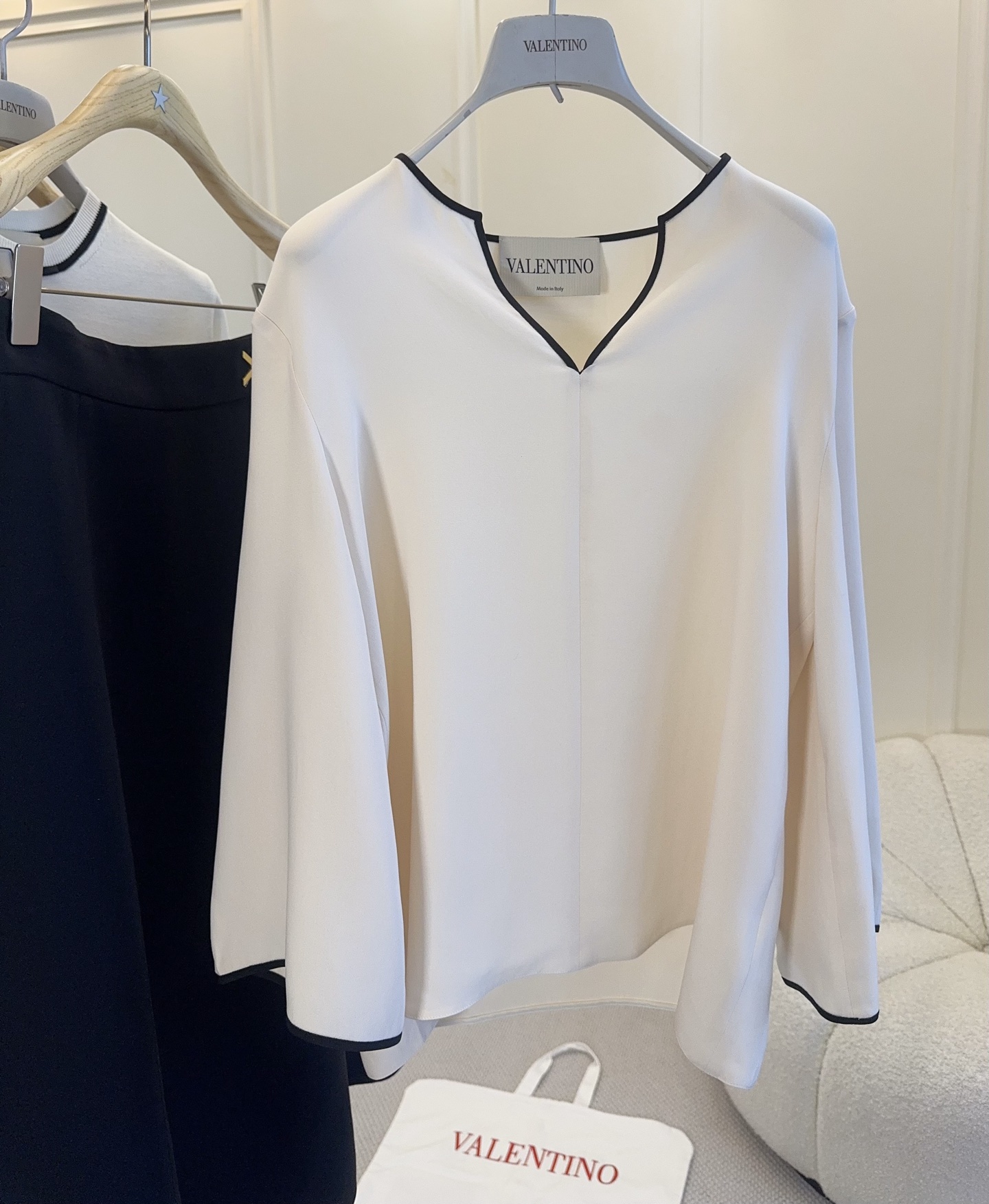 NO:837756,Valentino2026 new off-white contrasting color silk top, customized heavy silk, soft to the touch, full of wearability, and super comfortable to wear!  The V-neck + black trim is simple and detailed, and the shoulder cut is very elegant. It also looks great with suits or sweaters for daily commuting. It is a practical, fashionable and versatile item!  ,,valentino,business suit,real silk,19860909Valentino2026新款米白色撞色真丝上衣,定制重磅真丝,触感柔软,穿感十足,穿着超舒适！V领+黑色边饰,简约又有细节感,正肩剪裁很显气质.日常通勤、搭配西装或针织衫也很出彩,是实用又时髦的百搭单品！,,valentino,business suit,real silk,,Women's clothing