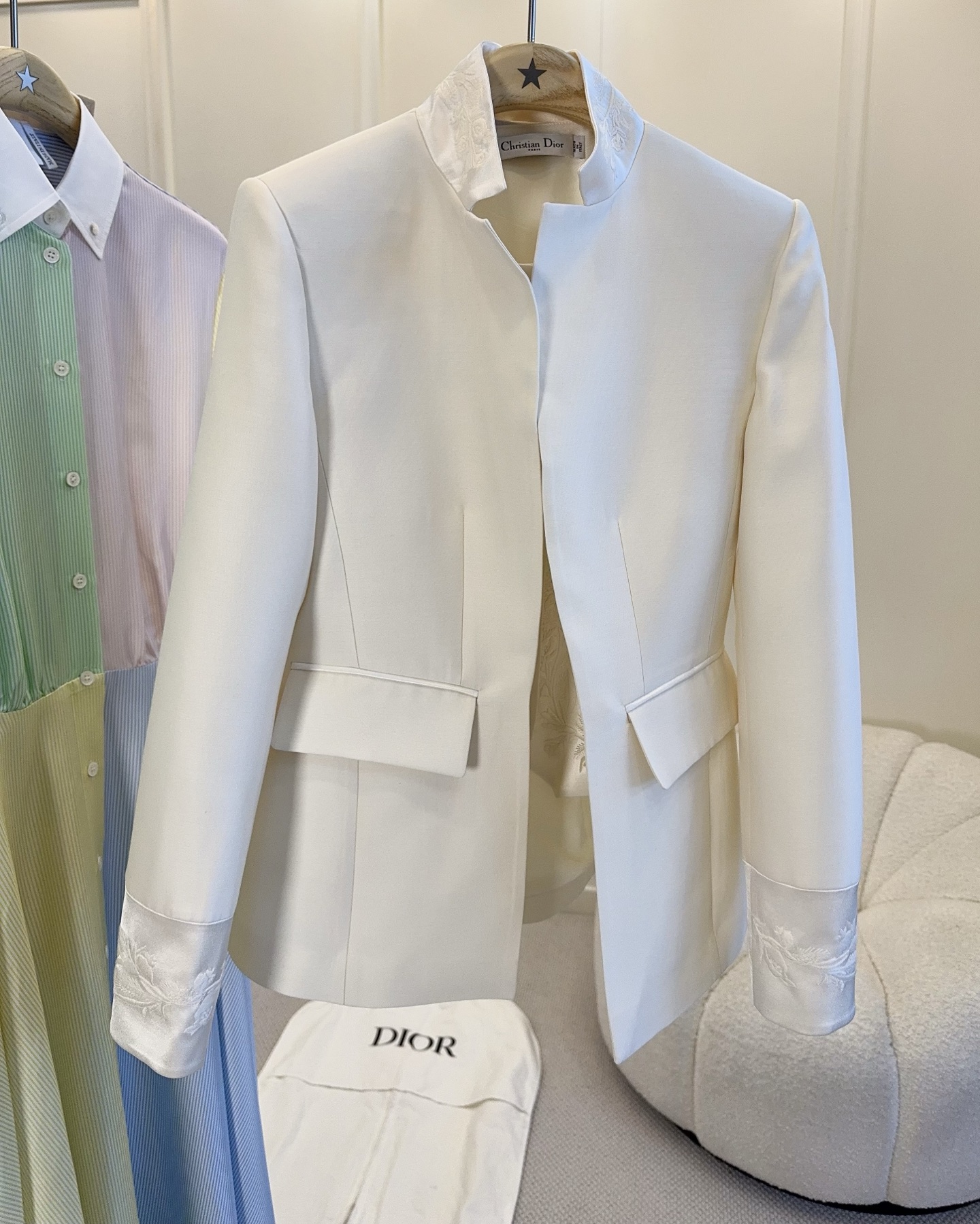NO:838364,Dior 2026 new white silk wool embroidered suit jacket, two-piece design, embroidered vest stand-up collar suit, silk wool blend, fine gloss and crisp texture. Exquisite embroidery embellishes the collar and cuffs, with perfect details. Slim tailoring, elegant and modern, with a vest of the same color inside, full of layering. Whether it is a wedding, banquet or high-end occasion, it can be easily managed, showing Dior's classic aesthetics and female power.,, dior, jackets & coats, business suit, real silk,19860909Dior 2026新款白色丝毛刺绣西装外套,两件套设计,刺绣马甲立领西装,真丝羊毛混纺,光泽细腻质感挺括.精致刺绣点缀领口和袖口,细节满分.修身剪裁,优雅又现代,内搭同色马甲,层次感十足.无论婚礼、宴会还是高端场合,都能轻松驾驭,展现Dior经典美学与女性力量.,,dior,jackets & coats,business suit,real silk,,Women's clothing