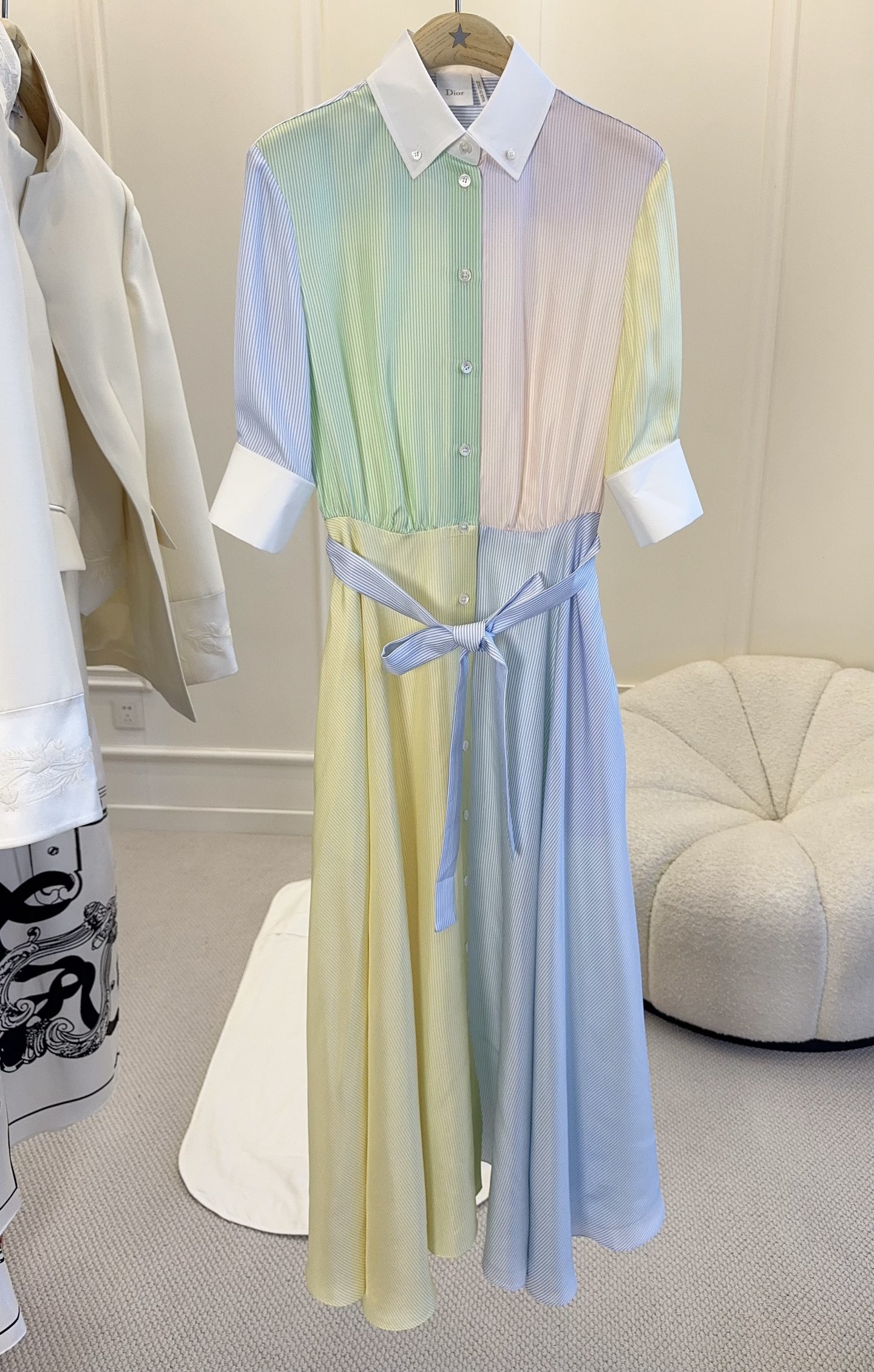 NO:838393,Dior 2026 new color block silk dress, silk fabric, adopts multi-color splicing design, light green, yellow, blue and other pastel tones, fresh and elegant. Super comfortable to wear in spring and summer. The waist tie is adjustable to highlight the waistline, the skirt is loose, and the movement is free. It is suitable for daily or light formal occasions, paired with simple handbags and sandals, you can easily get French elegant style.,,dior,sandals,skirts,real silk,19860909Dior 2026新款拼色真丝连衣裙,真丝面料,采用多色拼接设计,浅绿、黄、蓝等柔和色调,清新优雅.春夏穿着超舒适.腰部系带可调节,凸显腰线,裙摆宽松,活动自如.日常或轻正式场合都很适合,搭配简约手袋和凉鞋,轻松get法式优雅风格.,,dior,sandals,skirts,real silk,,Women's clothing