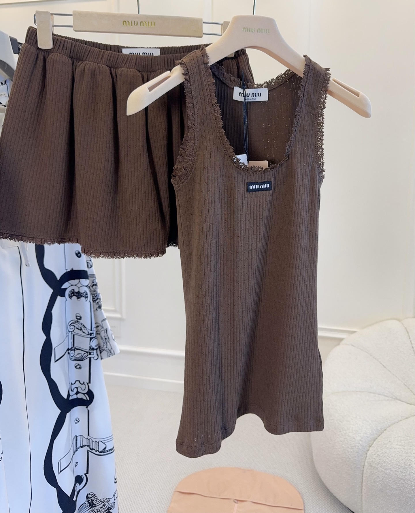 NO:838385,Vest Skirt Miu Miu 2026 new brown knitted vest skirt, soft cotton knitted fabric + lace, perfect details!  The U-neck design modifies the neck line, and the brand logo on the chest is very recognizable. The chocolate brown color is white and versatile. Paired with the matching short skirt of the same color, you can easily get a sweet and cool college style or a retro style ~ The fabric has good elasticity and is close-fitting and comfortable. It is suitable for daily outings, dates, and commuting. It is fashionable and practical!  ,,miumiu,skirts,19860909背心 半裙Miu Miu2026新款棕色针织背心半裙,柔软纯棉针织面料+蕾丝花边,细节满分！U领设计修饰颈部线条,胸前品牌徽标超有辨识度.巧克力棕色显白又百搭,搭配同色配套短裙,轻松get甜酷学院风or复古风～面料弹性好,贴身舒适,日常出街、约会、通勤都很适合,时髦又实用！,,miumiu,skirts,,Women's clothing