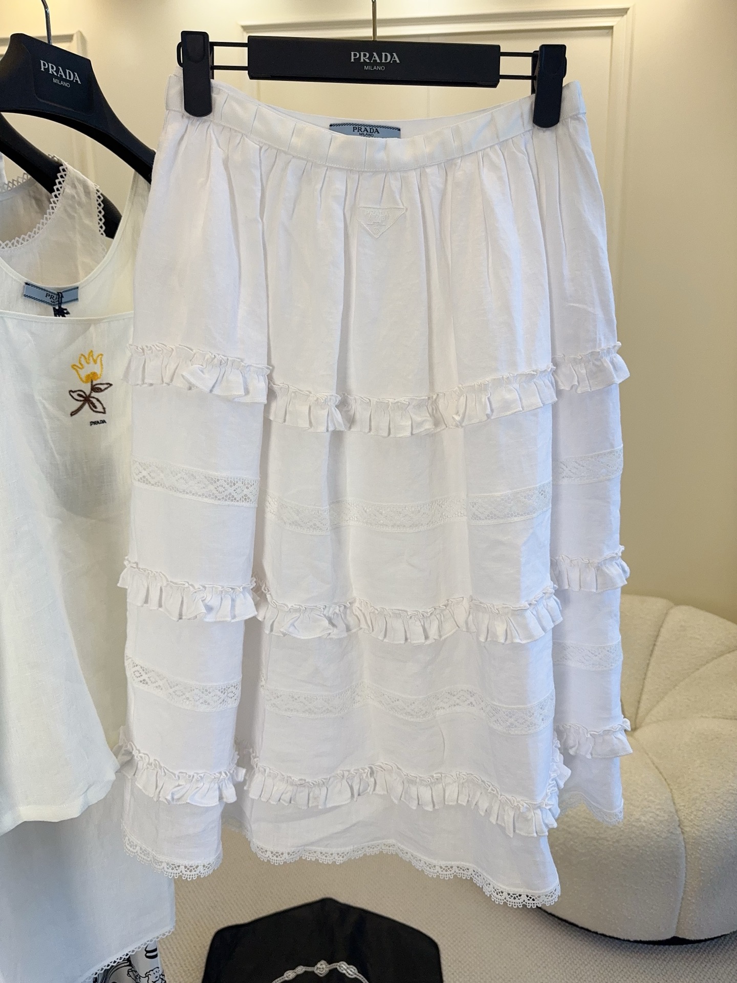 NO:838363,Prada 2026 new white lace cake skirt, layered design + exquisite lace, full of sweet and elegant atmosphere. Light and breathable fabric, super comfortable to wear in spring and summer, the skirt has rich layers, and has a sense of agility when walking~ The high-waist design modifies the waistline, making you look thinner and taller, and it looks great with a sweater or vest!  It can be easily used for daily outings, dates, and parties. It is a practical and fashionable versatile item.,,prada,skirts,19860909Prada 2026新款白色蕾丝蛋糕裙,层叠设计+精致蕾丝花边,甜美优雅氛围感满分.轻薄透气面料,春夏穿超舒适,裙摆层次丰富,走路自带灵动感～高腰设计修饰腰线,显瘦又显高,搭配针织衫或背心都很出彩！日常出街、约会、聚会都能轻松驾驭,是实用又时髦的百搭单品.,,prada,skirts,,Women's clothing