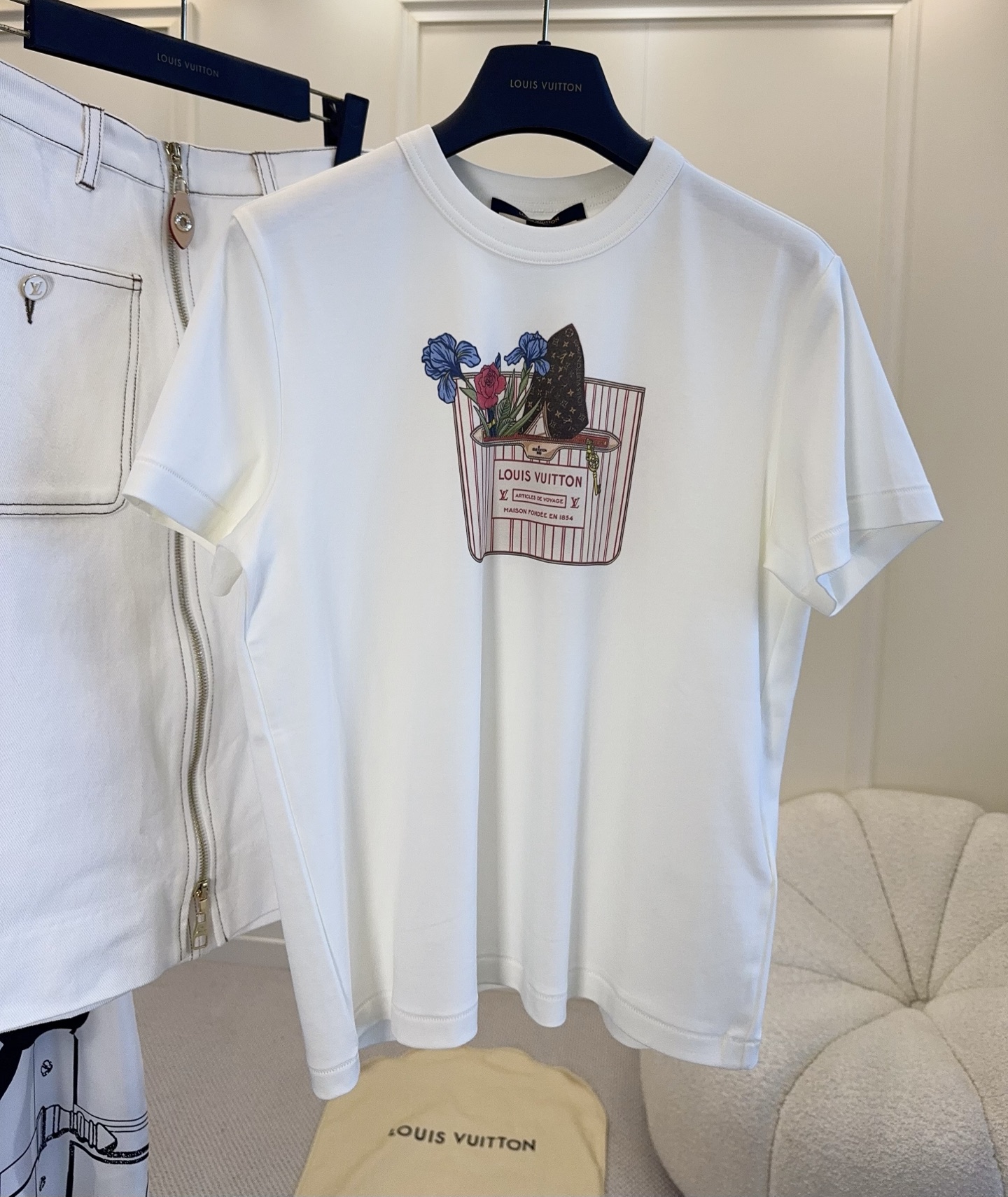 NO:839651,LV 2026 new Flight Mode series T-shirts are made of high-quality cotton, soft and comfortable, with a front floral + striped pocket design, full of art and high brand recognition. Loose fit, strong tolerability, great with short skirts or casual pants, easy to switch between multiple styles. The Flight Mode series focuses on comfort and fashion, a must-have in spring and summer, easy to create a high-end look.,, louis vuitton, skirts, tees, t-shirt,19860909LV 2026新款Flight Mode系列T恤,采用高品质棉质,柔软舒适,正面花卉+条纹口袋设计,艺术感满满,品牌辨识度高.宽松版型,包容性强,搭配短裙或休闲裤都很出彩,轻松切换多种风格.Flight Mode系列主打舒适与时尚,春夏季节必备,轻松打造高级感穿搭.,,louis vuitton,skirts,tees，t-shirt,,Women's clothing