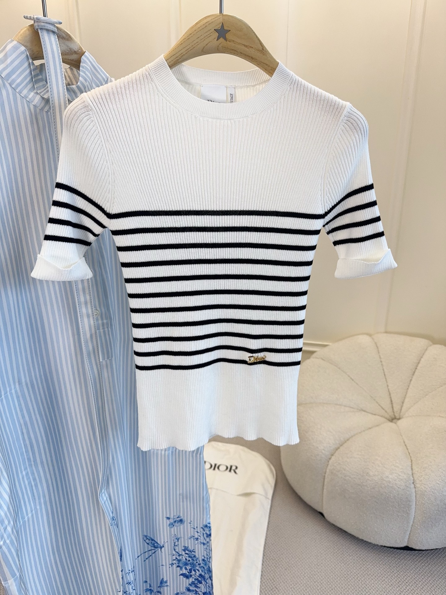 NO:839685,Dior2926 new striped knitted short-sleeved, classic black and white stripes + round neck design, simple, elegant and versatile!  High-quality knitted fabric, soft and close-fitting, super comfortable to wear in spring and summer. Short-sleeved slim cut, easily highlights the body curve, and can be easily controlled whether commuting or leisure. The striped element is timeless and looks great with high-waisted skirts or jeans, and you can easily get the French lazy style.,, dior, skirts, jeans, T-shirt,19860909Dior2926新款条纹针织短袖,经典黑白条纹+圆领设计,简约优雅又百搭！高品质针织面料,柔软贴身,春夏穿超舒服.短袖修身剪裁,轻松凸显身材曲线,无论通勤还是休闲都能轻松驾驭.条纹元素永不过时,搭配高腰裙或牛仔裤都很出彩,轻松get法式慵懒风.,,dior,skirts,jeans,T-shirt,,Women's clothing