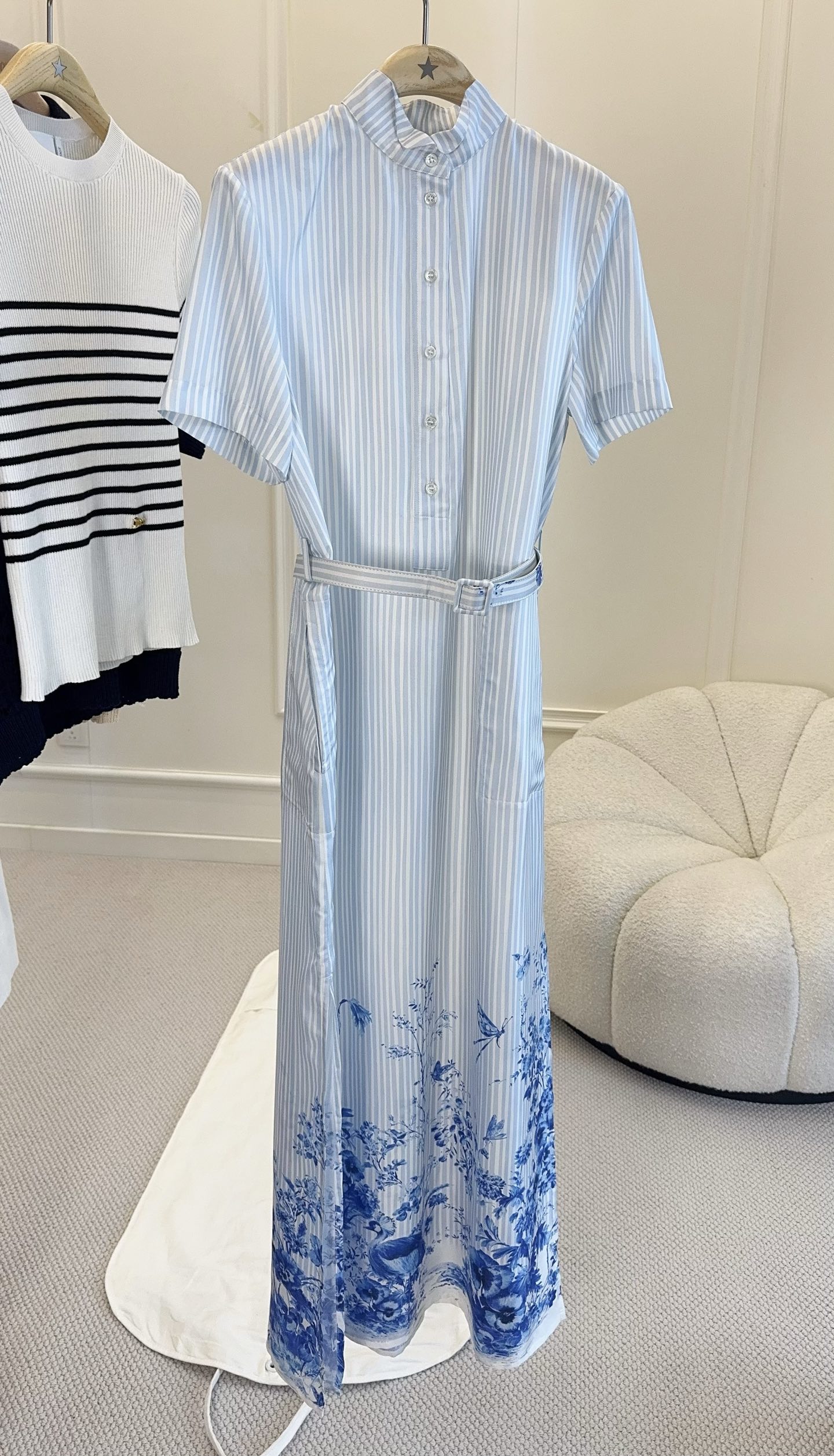 NO:839678,Dior 2026 new blue and white striped printed silk dress, pure silk, light and breathable, perfect for summer!  The blue and white botanical print on the hem of the skirt is inspired by the Mayor Garden, filling the French romantic atmosphere. The loose cut is not flattering on the body shape, and it is matched with a belt to modify the figure and make it look elegant. The A-line skirt is elegant and flexible, making it look great on vacation, commuting, and taking photos. Paired with a straw bag and white shoes, it is fresh and natural, and a must-have for summer wear!  ,,dior,espadrilles,skirts,real silk,19860909Dior 2026新款蓝白条纹印花真丝连衣裙,真丝,轻盈透气超适合夏天！裙摆蓝白植物印花灵感来自马约尔花园,法式浪漫氛围感拉满.宽松裁剪不挑身材,搭配一条腰带修饰身形又显优雅,A字裙摆飘逸灵动,度假、通勤、拍照都很出片.搭配草编包和小白鞋,清新自然,夏日穿搭必备！,,dior,espadrilles,skirts,real silk,,Women's clothing