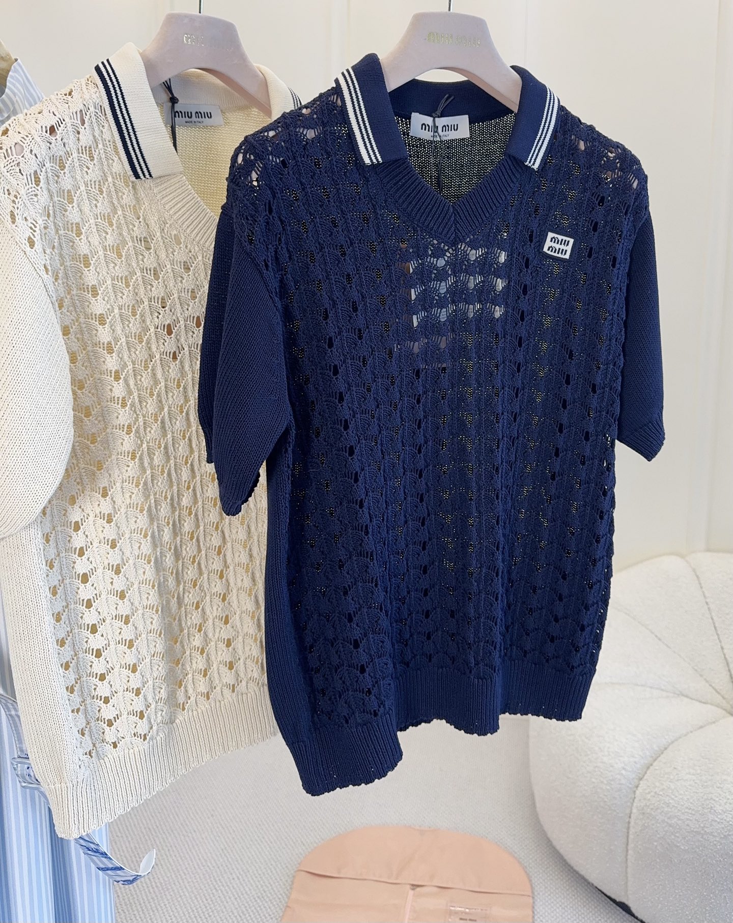 NO:839642,MiuMiu 2026 new hollow knitted short-sleeves, cotton fabric + exquisite crochet hollow, breathable and comfortable, perfect for summer!  Polo lapel with contrasting stripes, full of college retro feel, and the small logo on the chest is very recognizable. The loose cut is slim and versatile. You can easily switch between sweet and cool or casual style when paired with a high-waisted skirt or jeans. It can be easily worn for daily outings, dates, and vacations!  ,,miumiu,skirts,jeans,T-shirt,19860909MiuMiu 2026新款镂空针织短袖,棉质面料+精致钩花镂空,透气又舒适,夏天穿超合适！Polo翻领配撞色条纹,学院复古感满满,胸前小标logo超有辨识度.宽松剪裁显瘦又百搭,搭高腰裙or牛仔裤都能轻松切换甜酷or休闲风,日常出街、约会、度假都能轻松驾驭！,,miumiu,skirts,jeans,T-shirt,,Women's clothing