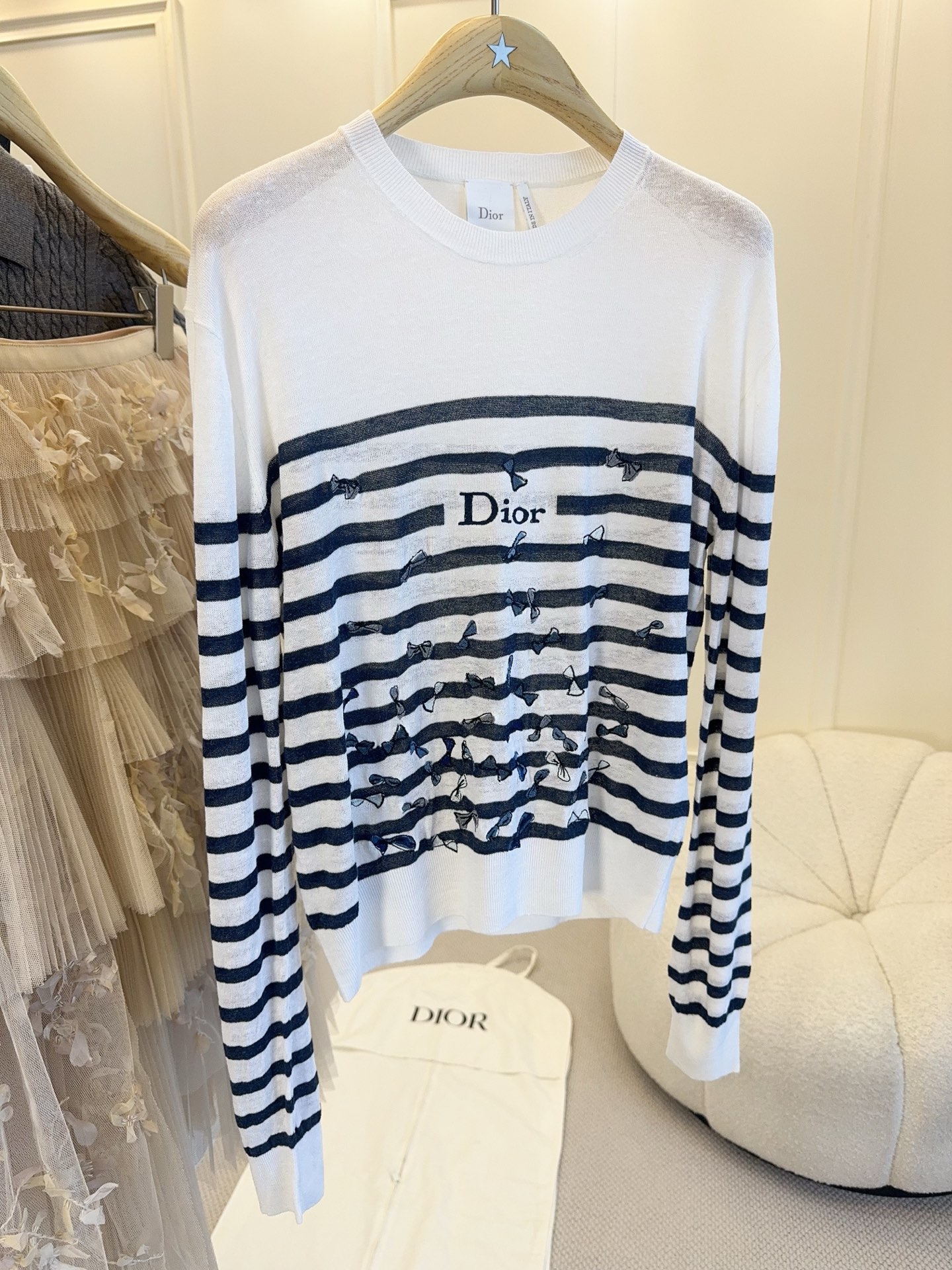 NO:840249,Dior 2026 early autumn series striped sweater, linen silk + cashmere blend, soft, skin-friendly and super comfortable!  Classic blue and white stripes + 'Dior' bow embroidery on the chest, perfect details. Loose round neck design, not picky about face shape and body shape, can be easily used for daily commuting and leisure, looks great with jeans or skirts, French elegance and casual get!  ,,dior,skirts,jeans,real silk,19860909Dior 2026早秋系列条纹针织衫,亚麻真丝+羊绒混纺,柔软亲肤超舒适！经典蓝白条纹+胸前“Dior”蝴蝶结刺绣,细节满分.宽松圆领设计,不挑脸型身材,日常通勤、休闲都能轻松驾驭,搭配牛仔裤或裙装都很出彩,法式优雅随性get！,,dior,skirts,jeans,real silk,,Women's clothing