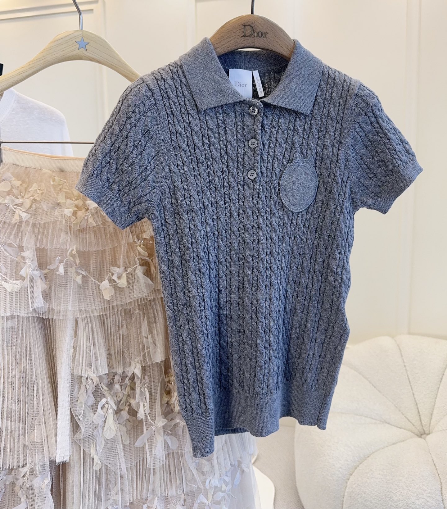 NO:840241,Dior's 2026 new twist knitted Polo shirt is made of wool and cotton blend, soft and breathable, and super comfortable to wear in summer!  Classic Polo collar + three-dimensional twist texture, the oval embroidered badge on the chest is super recognizable. The dark gray is cool and high-end, and the slim tailoring shows your figure. It can be easily used for commuting, dating, and daily life. It goes well with jeans or skirts. It is a must-have and versatile item in the wardrobe!  ,,dior,skirts,jeans,19860909Dior2026新款麻花针织Polo衫,采用羊毛、棉混纺,柔软透气,夏天穿超舒服！经典Polo领+立体麻花纹理,胸前椭圆刺绣徽章超有辨识度.深灰清冷高级,修身剪裁显身材,通勤、约会、日常都能轻松驾驭,搭配牛仔裤或半裙都很出彩,是衣橱必备百搭单品！,,dior,skirts,jeans,,Women's clothing