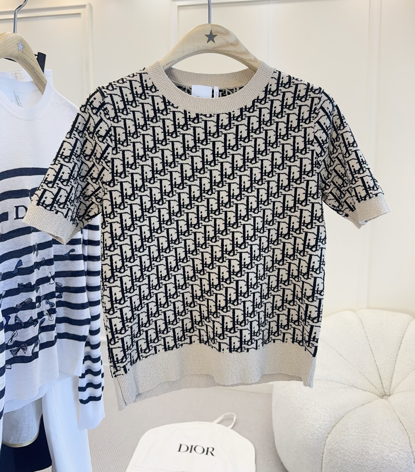 NO:840233,Dior2026 new classic presbyopic knitted short-sleeves, with jacquard 'CD' letters all over, highly recognizable!  Soft knitted fabric, round neck + short-sleeved design, khaki color full of retro feel, low-key and high-end. Whether worn with jeans or a skirt, you can easily switch between casual or elegant styles, and can be easily used for daily commuting and dating, and you can grasp the sense of elegance!  ,,dior,skirts,jeans,T-shirt,19860909Dior2026新款经典老花针织短袖,满幅“CD”字母提花,辨识度超高！柔软针织面料,圆领+短袖设计,卡其色复古感满满,低调又高级.无论搭牛仔裤还是半裙,轻松切换休闲or优雅风,日常通勤、约会都能轻松驾驭,贵气感拿捏住啦！,,dior,skirts,jeans,T-shirt,,Women's clothing