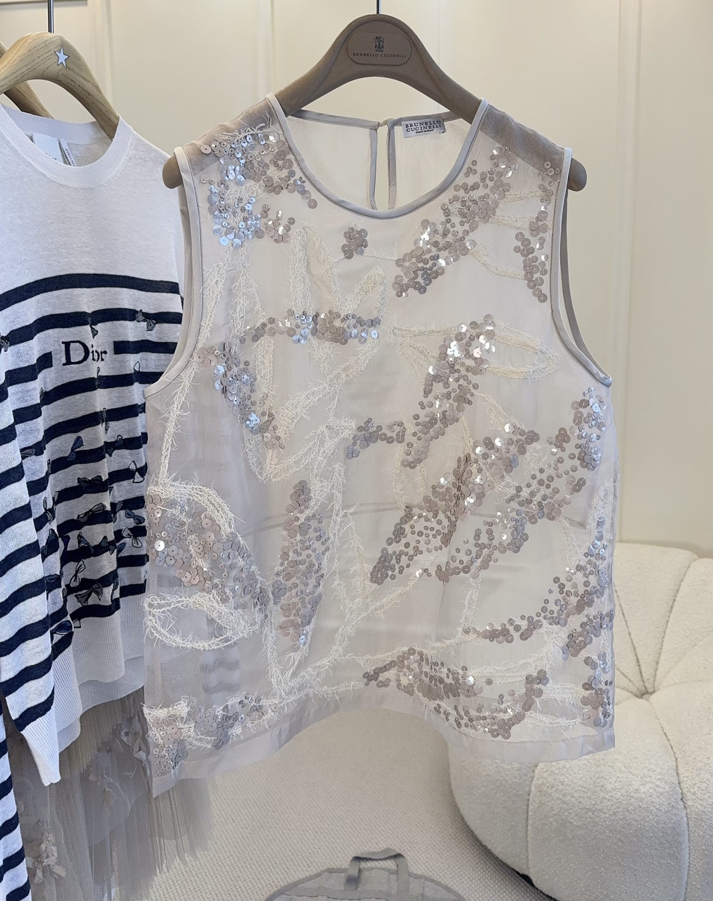 NO:840262,Brunello Cucinelli 2026 new sequined organza vest, light organza + exquisite sequin embroidery, floral branch and leaf patterns shine like stars in the light. Sleeveless design, elegant and practical, paired with a white long skirt or high-waisted pants, it can easily lengthen the body proportions, low-key and gorgeous, full of fairy spirit.,, brunello cucinelli, skirts,19860909Brunello Cucinelli2026新款珠片欧根纱背心,轻盈欧根纱+精致珠片刺绣,花卉枝叶图案在光线下闪耀如星河.无袖设计,优雅又实用,搭配白色长裙或高腰裤,轻松拉长身材比例,低调华丽,仙气满满.,,brunello cucinelli,skirts,,Women's clothing
