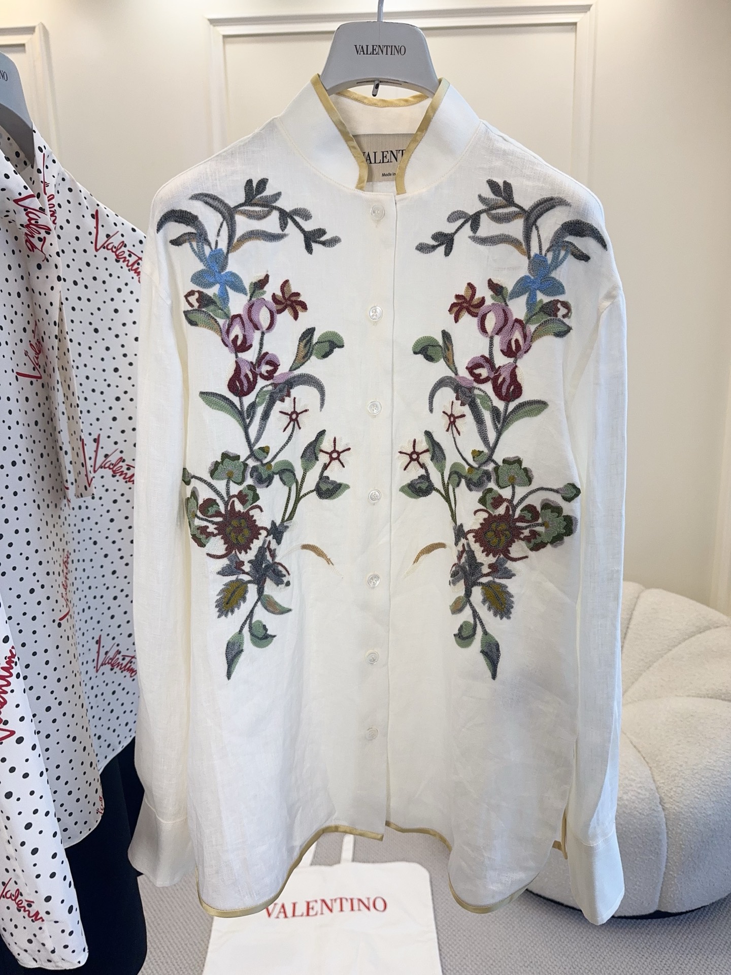 NO:840252,Valentino's 2026 new embroidered linen shirt is soft and breathable, with exquisite floral embroidery on the front, rich in color, and full of artistic sense. Stand-up collar + golden piping, super details, elegant and recognizable. The cut is loose, and it looks great when worn alone or with simple bottoms. It can be easily used for commuting or gatherings, practical and fashionable!  ,,valentino,shirts,19860909Valentino2026新款刺绣亚麻衬衫,柔软透气,正面精致花卉刺绣,色彩丰富,艺术感满满.立领+金色滚边,细节超加分,优雅又有辨识度.剪裁宽松,单穿或搭配简约下装都很出彩,通勤、聚会都能轻松驾驭,实用又时髦！,,valentino,shirts,,Women's clothing