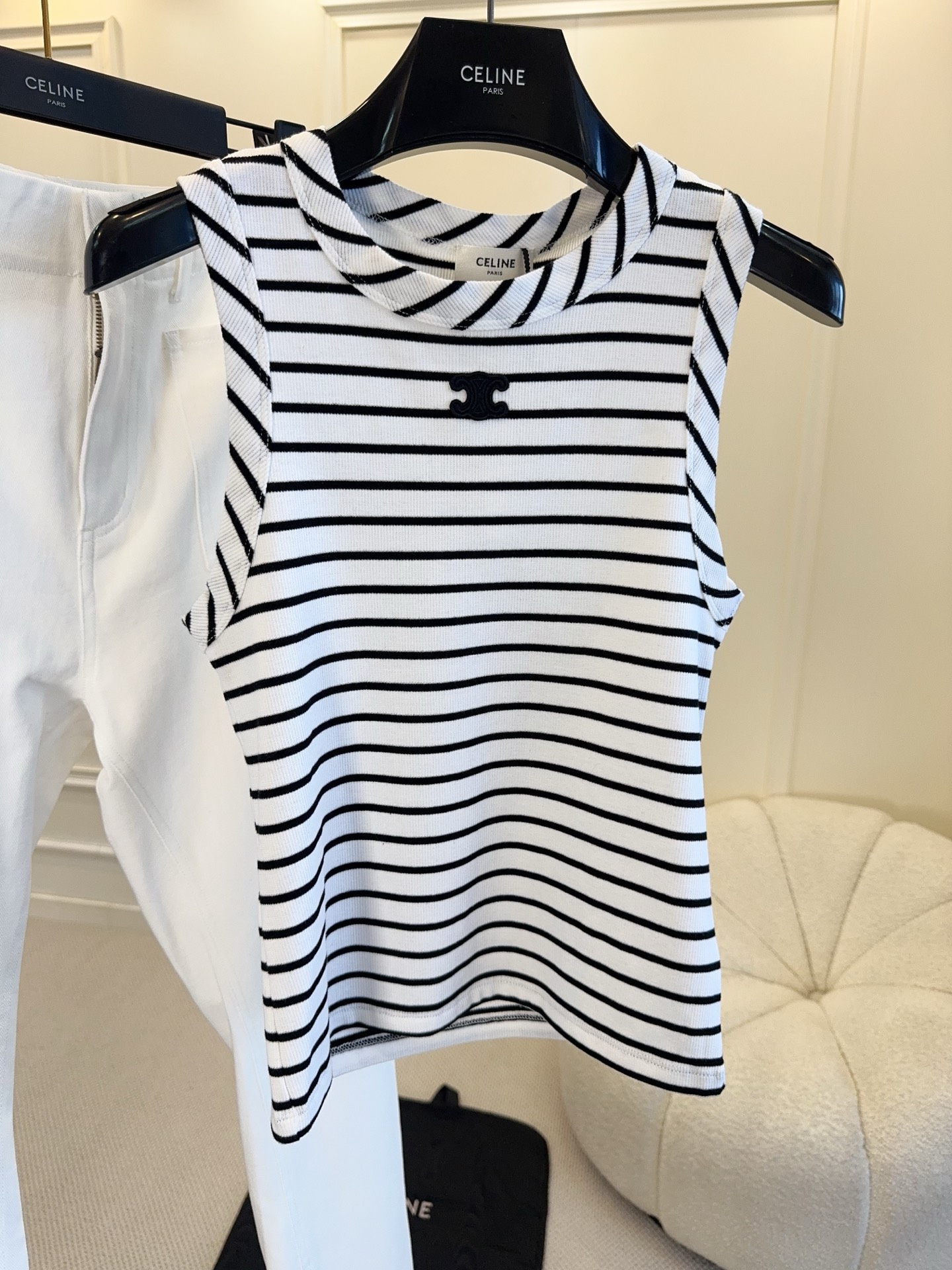 NO:840219,CELINE 2626 new spring and summer black and white striped knitted vest, pure cotton, soft, skin-friendly and super comfortable!  Classic horizontal stripes + Arc de Triomphe embroidery, perfect French elegance. Sleeveless round-neck design, can be worn alone or layered. Pair it with jeans or wide-leg pants, and you can easily get a casual and high-end feel ~ The elastic fabric is slim and tolerant, and can be worn for commuting and vacation. It is a versatile classic from CELINE!  ,,celine,jeans,19860909CELINE 2626春夏新款黑白条纹针织背心,纯棉柔软亲肤超舒适！经典横条纹+凯旋门刺绣,法式优雅满分.无袖圆领设计,单穿or叠穿都OK,牛仔裤、阔腿裤随意搭配,轻松get随性高级感～弹力面料显瘦又包容,通勤度假都能穿,是CELINE家的百搭经典款！,,celine,jeans,,Women's clothing