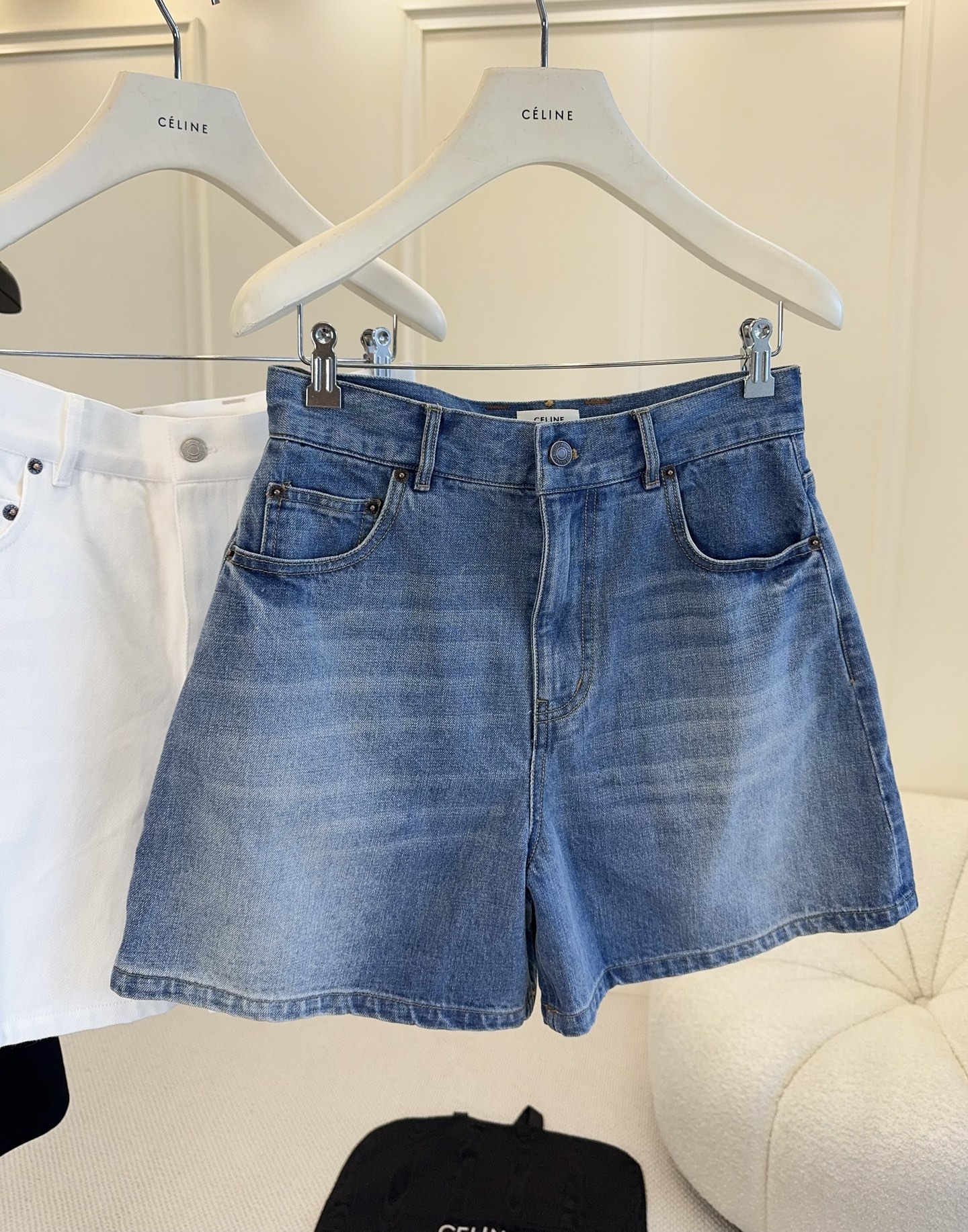 NO:840229,CELINE2026 new denim shorts, classic retro washed blue, versatile and clean white available, A-line version is super slim, elongates the leg proportions, covers the crotch and thighs, super refreshing in summer. It is versatile for daily commuting or leisure. The back pocket details + leather brand patch, low-key and textured, look great with T-shirts and vests!  ,,celine,shorts,tees,t-shirt,19860909CELINE2026新款牛仔短裤,经典复古水洗蓝色,百搭干净白两色可选,A字版型超显瘦,拉长腿部比例,遮胯遮大腿肉,夏天穿超清爽.日常通勤或休闲都很百搭.后袋细节+皮革品牌贴饰,低调又有质感,随便搭T恤、背心都很出彩！,,celine,shorts,tees，t-shirt,,Women's clothing