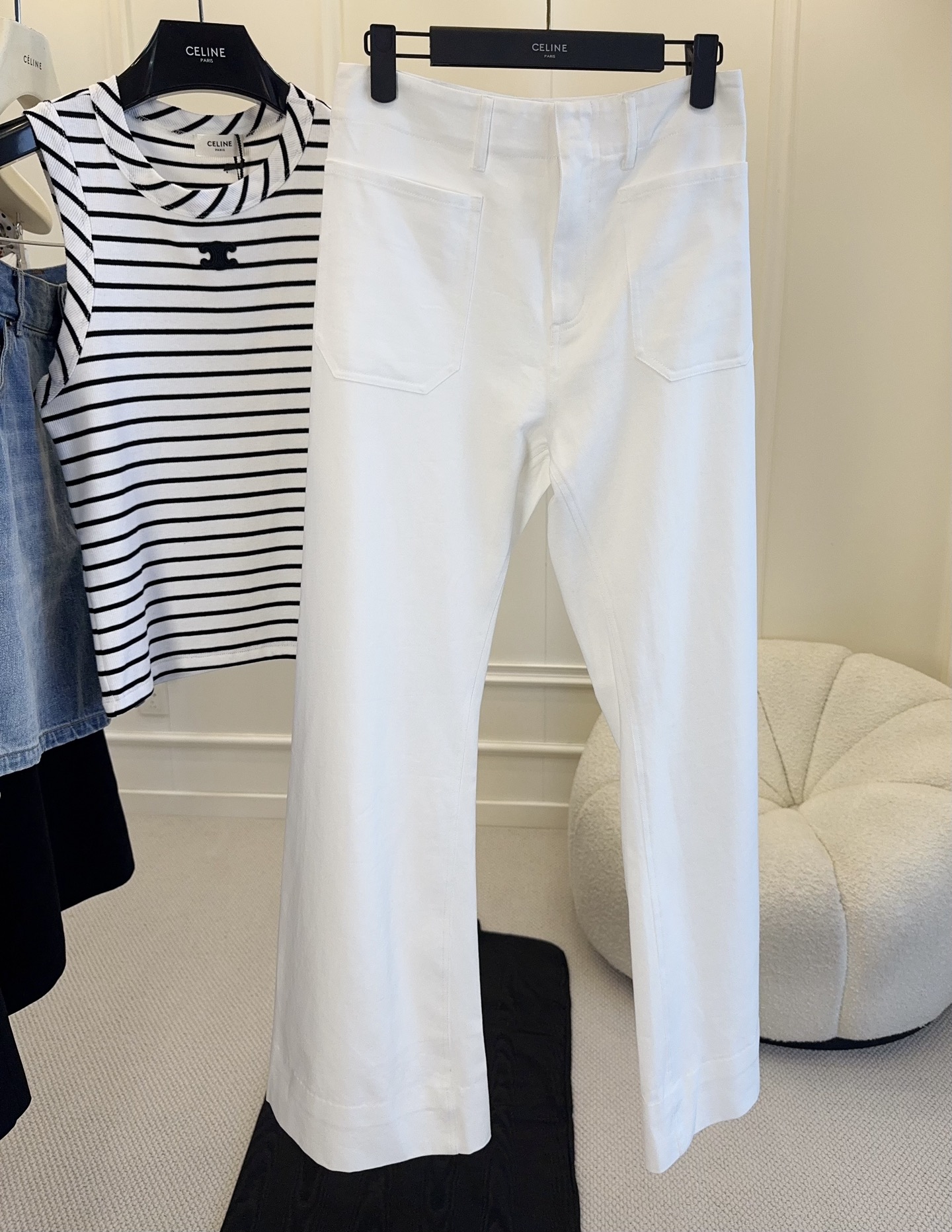 NO:840235,CELINE 2026 new white jeans, the cotton fabric is soft and comfortable, the straight wide-leg flared version shows leg length, and the blue embroidered logo on the back pocket is very recognizable. The overall design is simple and elegant, full of French elegance, and can be easily used for daily commuting or leisure. The white color is refreshing and versatile, and it goes well with T-shirts and shirts in spring and summer, and you can easily get a relaxed style.,,celine,jeans,shirts,tees,t-shirt,19860909CELINE 2026新款白色牛仔裤,棉质面料柔软舒适,直筒阔腿喇叭版型超显腿长,后袋蓝色刺绣logo超有辨识度.整体设计简约大方,法式优雅气质满满,日常通勤或休闲都能轻松驾驭.白色清爽百搭,春夏季节随便搭T恤、衬衫都很出彩,轻松get松弛感穿搭风格.,,celine,jeans,shirts,tees，t-shirt,,Women's clothing
