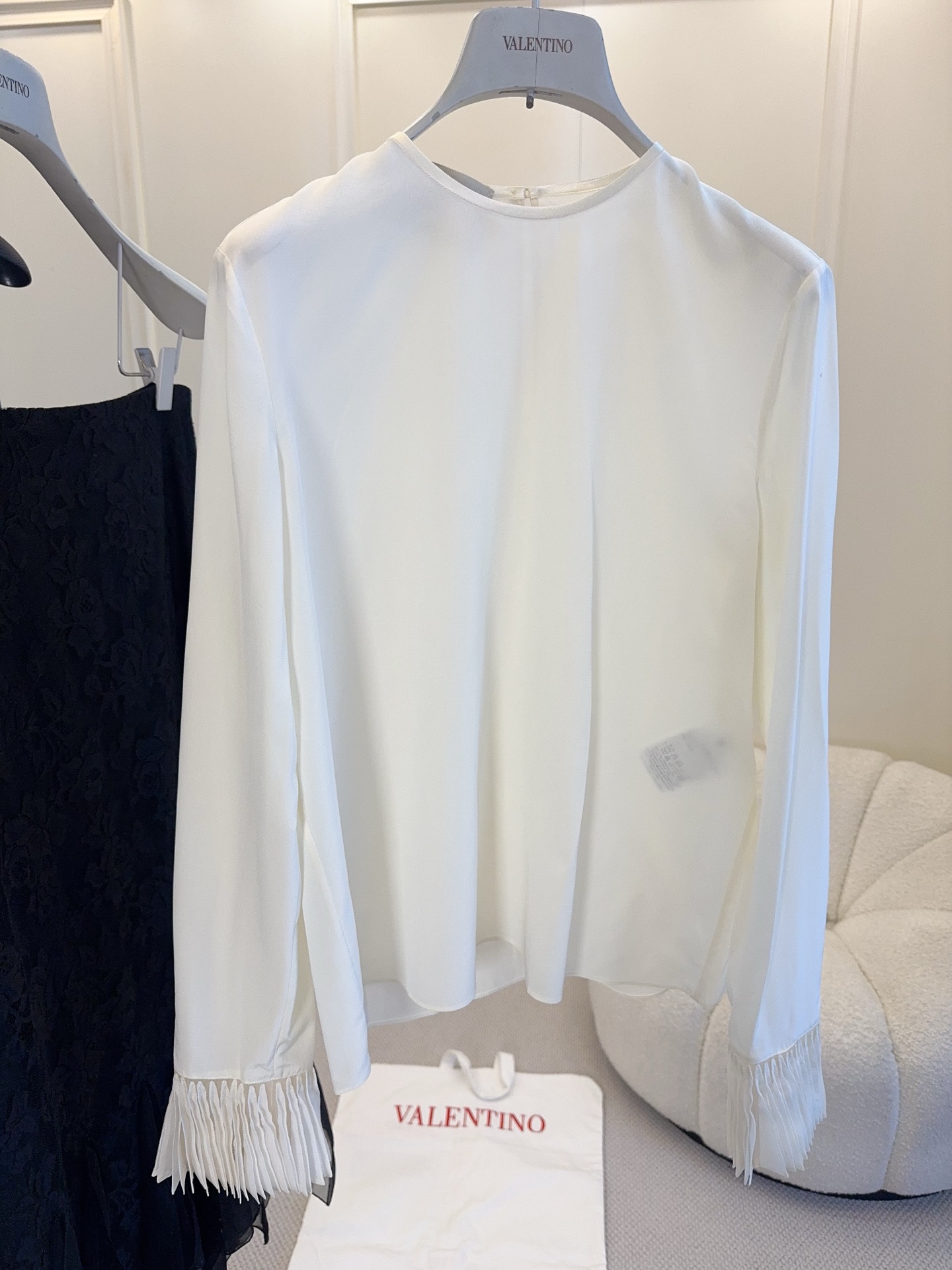 NO:840887,Shirt Skirt Valentino 2026 new long-sleeved shirt lace fishtail skirt, made of silk material, gentle off-white color, simple design, fine pleats on the neckline with a sense of detail. The accordion pleat decoration on the cuffs is exquisite and unique, and the overall elegant temperament is perfect!  Whether worn with trousers for commuting or with a skirt for daily use, it looks great, and you can easily create an intellectual and gentle style ~ Black lace fishtail skirt, high-waisted design + exquisite lace, full of elegant and retro temperament!  The fishtail skirt is full of layers and brings a sense of agility when walking. The length is moderate and can be easily used for commuting, dating, and formal occasions. The black classic is versatile!  ,,valentino,skirts,shirts,real silk,19860909衬衫 半裙Valentino2026新款长袖衬衫蕾丝鱼尾半裙,真丝材质,温柔米白色调,简约设计,领口细密压褶超有细节感.袖口风琴褶装饰,精致又别致,整体优雅气质满分！无论通勤配西裤还是日常搭半裙都很出彩,轻松打造知性温柔风格～黑色蕾丝鱼尾半身裙,高腰设计+精致蕾丝,优雅复古气质满分！鱼尾裙摆层次感十足,走路自带灵动感.长度适中,通勤、约会、正式场合都能轻松驾驭,黑色经典百搭！,,valentino,skirts,shirts,real silk,,Women's clothing