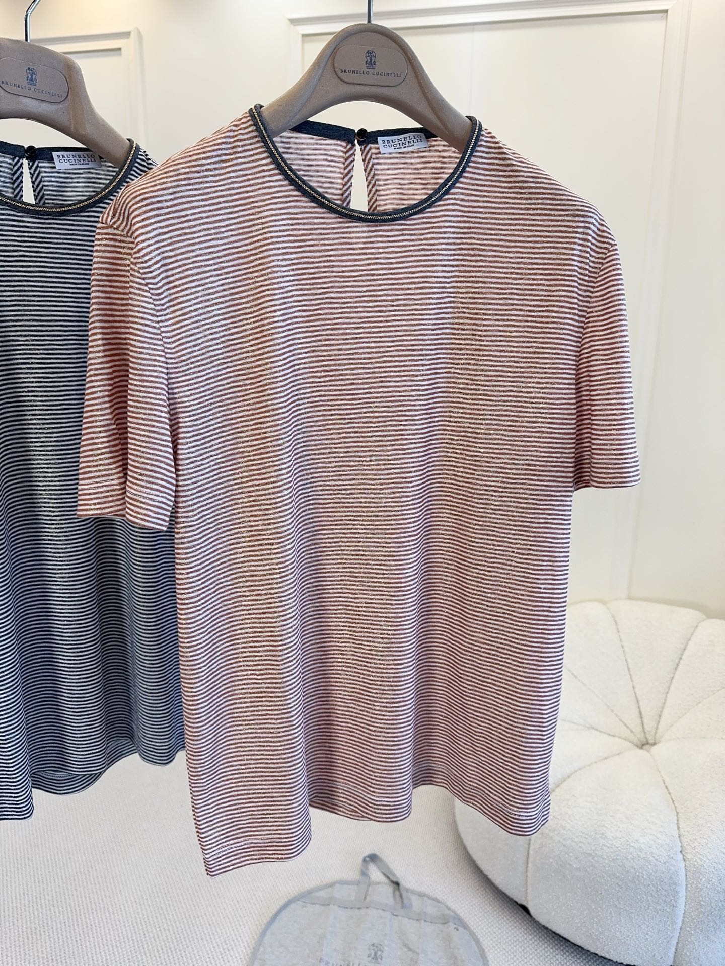 NO:840894,Bc2026 new striped T-shirt, retro and simple, the linen fabric is soft and breathable, super comfortable to wear in summer!  The loose fit is slim and comfortable, and can be easily worn during commuting, vacation, and daily life. Paired with jeans or skirts, you can easily achieve a lazy or retro style. It is a must-have and versatile item for your summer wardrobe!  ,,skirts,jeans,tees,t-shirt,19860909Bc2026新款条纹T恤,复古又简约,亚麻面料柔软透气,夏天穿超舒服！宽松版型显瘦又自在,通勤、度假、日常都能轻松驾驭.搭配牛仔裤或半裙,轻松get慵懒风or复古风,是夏季衣橱必备百搭单品！,,skirts,jeans,tees，t-shirt,,Women's clothing