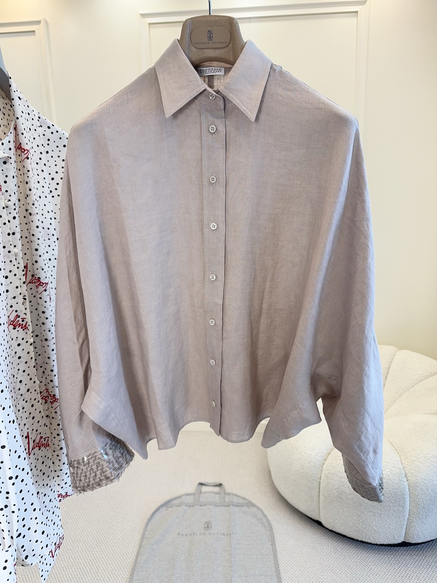 NO:840898,Brunello Cucinelli's 2026 new linen shirt, imported linen, light and breathable, loose fit + beaded embroidered cuffs, full of details, slightly glossy and super texture, looks great with wide-leg pants or shorts, and can be easily worn for commuting and leisure ~ The linen material is moisture-absorbent and breathable, not stuffy in hot weather, comfortable and fashionable, it is a must-have item in the spring and summer wardrobe!  ,,brunello cucinelli,shorts,shirts,19860909Brunello Cucinelli2026新款亚麻衬衫,进口亚麻,轻盈透气,宽松版型+珠片刺绣袖口,细节满分,微光泽感超有质感,随手搭阔腿裤或短裤都很出彩,通勤休闲都能轻松驾驭～亚麻材质吸湿透气,炎热天气也不闷,舒适又时髦,是春夏衣橱必备单品！,,brunello cucinelli,shorts,shirts,,Women's clothing