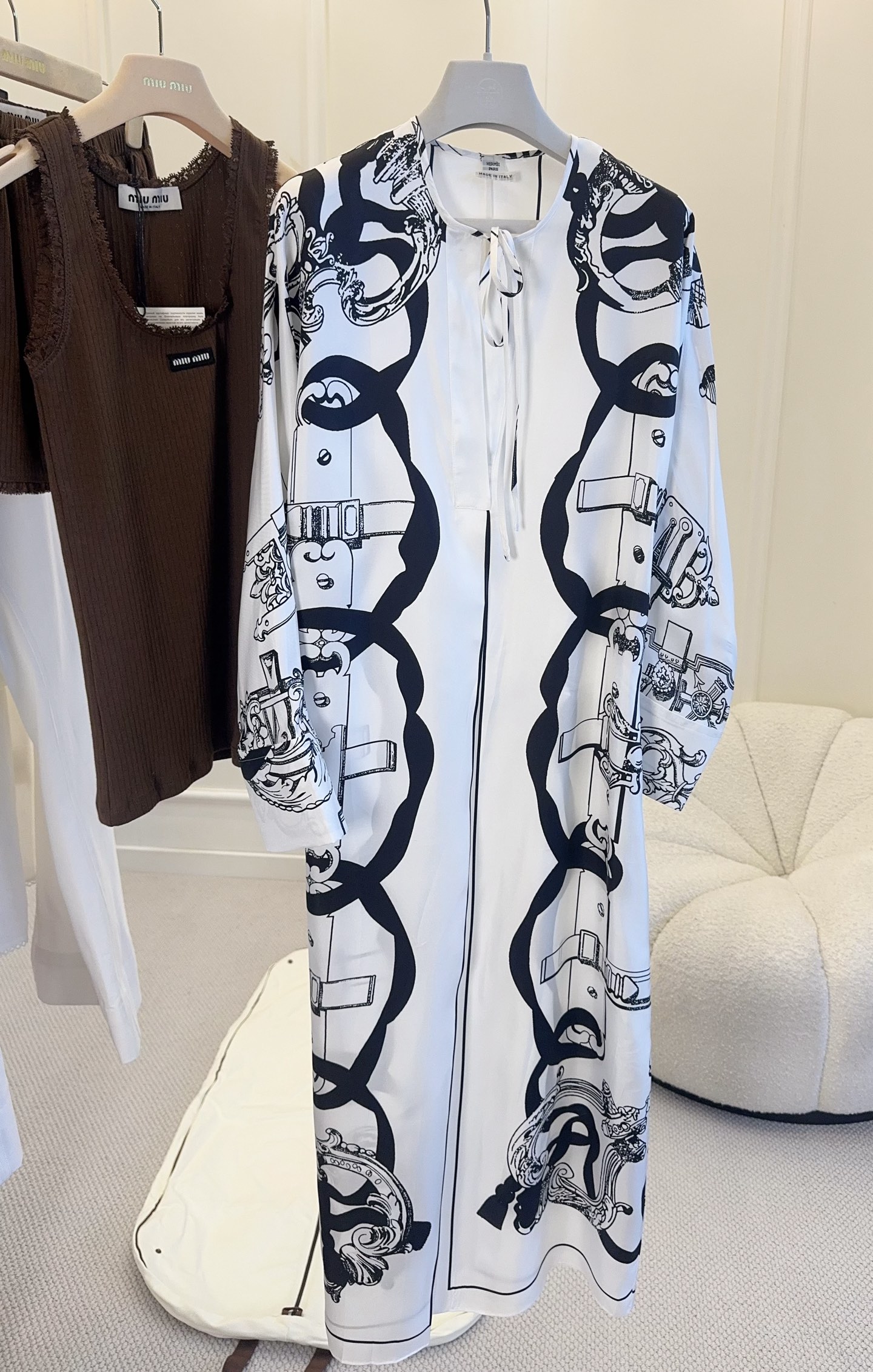 NO:840904,Hermes 2026 new silk dress, pure silk, with white base, black chain and equestrian element printing, full of brand sense!  Super comfortable to wear in spring and summer, loose cut, elegant and casual. The tie-up design modifies the neck line and is full of details. It can be easily used in daily or light formal occasions. Pair it with a rattan bag or simple accessories to easily get a high-end feel.,, hermes, skirts, real silk,19860909Hermes2026新款真丝连衣裙,真丝,以白色为底,搭配黑色链条和马术元素印花,品牌感满满！春夏穿超舒适,宽松剪裁,优雅又随性.系带领设计修饰颈部线条,细节感十足.日常或轻正式场合都能轻松驾驭,搭配藤编包或简约配饰,轻松get高级感.,,hermes,skirts,real silk,,Women's clothing