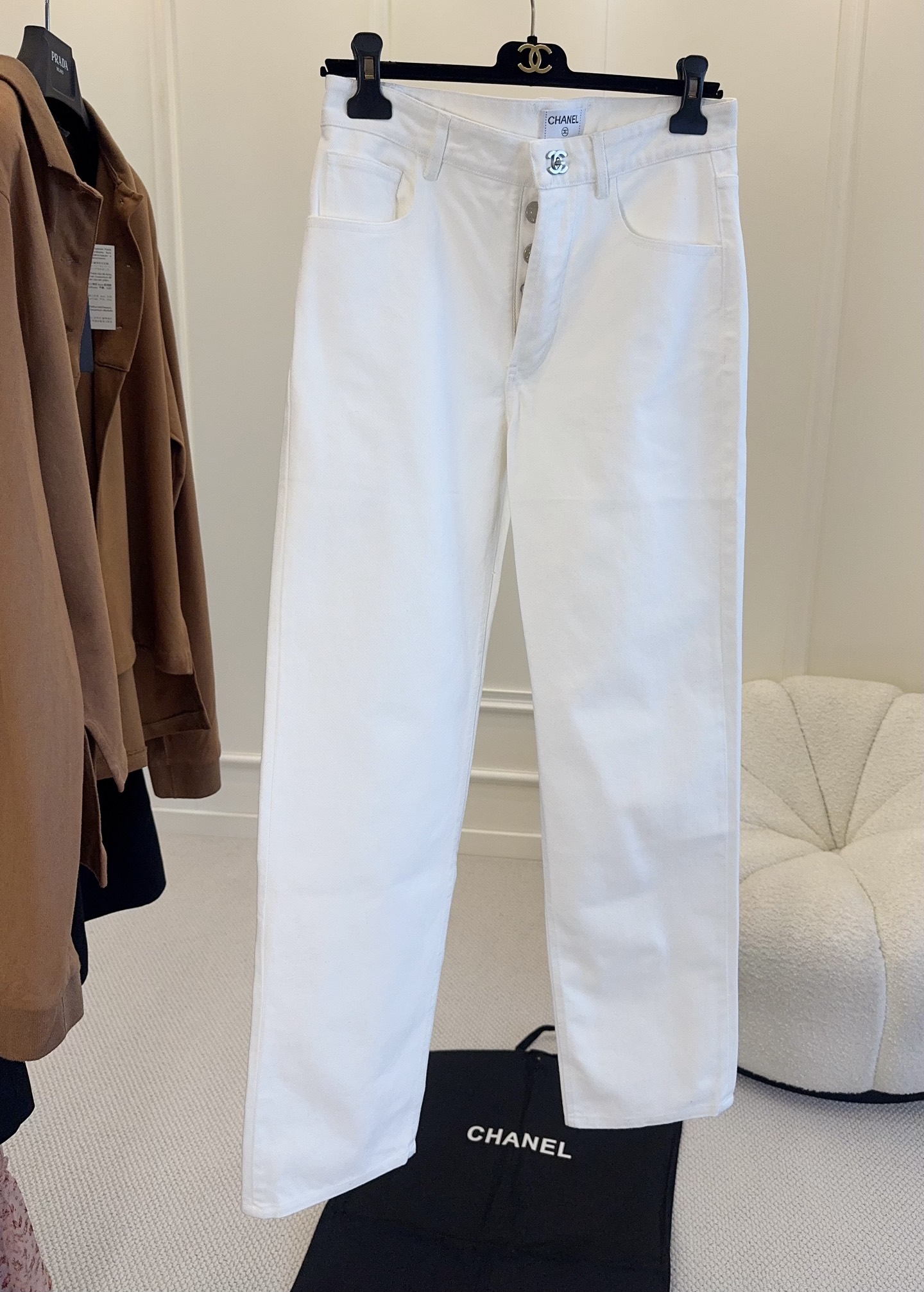 NO:840909,Chanel 2026 new straight-leg schoolbag button white jeans, the same style as JENNIE, denim imported from Japan, molded and custom-made pure copper gold-plated silver, letter embroidery traces are done inside the pockets, the positioning embroidery details are exactly the same, the color of the pocket line on the back is also exactly the same, straight version, making you look taller and slimmer!  ,,chanel,jeans,gold plating,19860909Chanel2026新款直筒书包扣白色牛仔裤,JENNIE同款,日本进口丹宁布 ,开模定制五金纯铜镀金银色,,口袋内里做了字母刺绣描,定位刺绣细节完全一致,后侧的口袋线的颜色也完全一致, 直筒版型 ,显高显瘦！,,chanel,jeans,gold plating,,Women's clothing