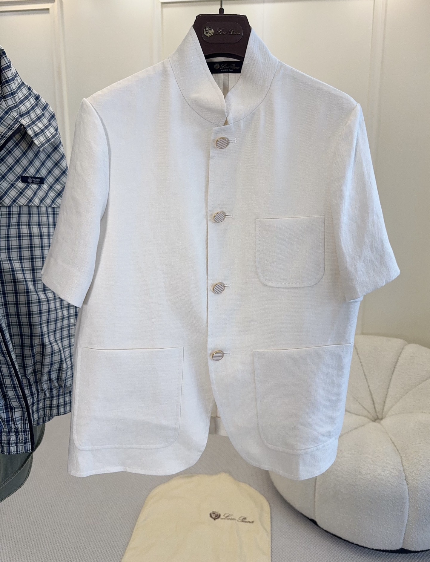NO:841594,Loro Piana Spagna 2026 new linen short-sleeved jacket, linen fabric is light and breathable, super comfortable to wear in summer!  The stand-up collar + shell button design is simple and detailed. The off-white color is low-key and versatile, and can be easily used for commuting and vacationing. It is neatly cut, flatters the body shape, comfortable and fashionable, and is a must-have item for 'old money style' wear!  ,,loro piana,jackets & coats,T-shirt,19860909Loro Piana Spagna2026新款亚麻短袖外套,亚麻面料轻盈透气,夏天穿超舒服！立领+贝壳纽扣设计,简约又有细节感.米白色低调百搭,通勤、度假都能轻松驾驭.剪裁利落,修饰身形,舒适又时髦,是“老钱风”穿搭必备单品！,,loro piana,jackets & coats,T-shirt,,Women's clothing
