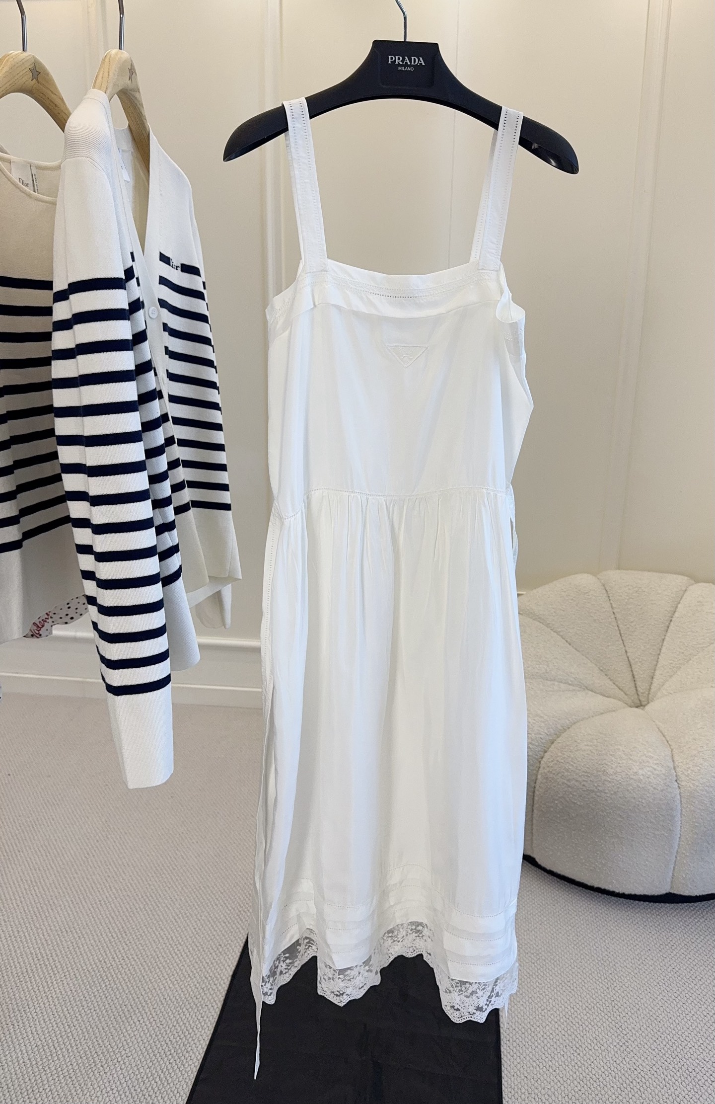 NO:841606,Prada2026 new white silk lace suspender dress, silk is light and breathable, with independent suspenders, the skirt and waist lace are super layered, romantic and gentle. The suspender design is very suitable for summer, fresh and natural, and can be easily controlled for daily outings, vacation photos or outdoor gatherings. Paired with a straw bag and sandals, the atmosphere is directly filled, and you can easily get a summer fairy style look.,, prada, sandals, espadrilles, skirts, real silk,19860909Prada2026新款白色真丝拼蕾丝吊带连衣裙,真丝轻薄透气,配独立吊带,裙摆和腰部蕾丝边超有层次感,浪漫又温柔.吊带设计很适合夏天,清新自然,日常出街、度假拍照或户外聚会都能轻松驾驭.搭配草编包和凉鞋,氛围感直接拉满,轻松get夏日仙女风look.,,prada,sandals,espadrilles,skirts,real silk,,Women's clothing