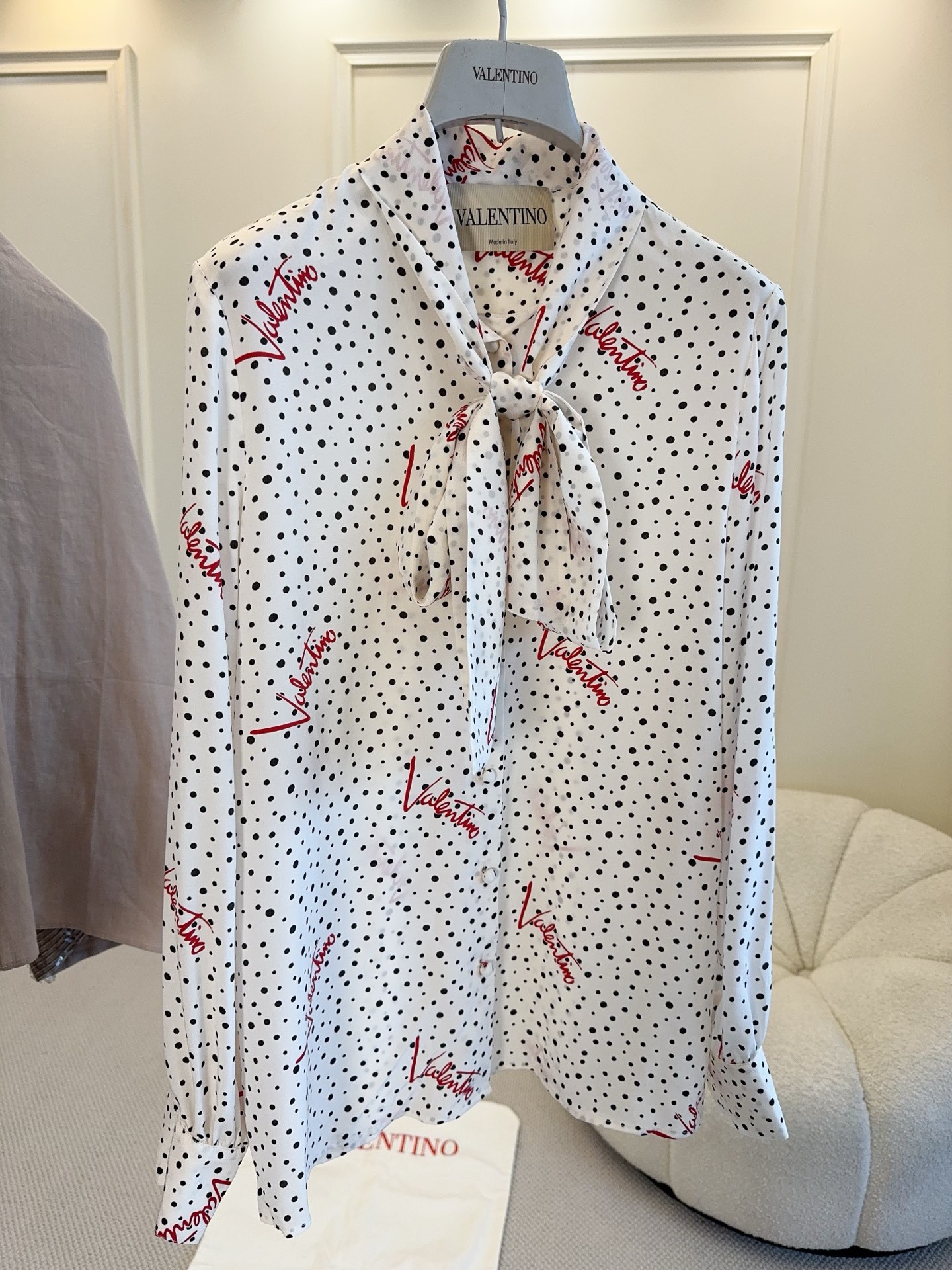 NO:841613,Valentino 2026 early autumn new polka dot printed silk shirt, silk is light and smooth, super comfortable to wear. White base with black polka dots + red logo, perfect for recognition!  The floating tie design is elegant and smart, and can be easily used in commuting or formal occasions. The tailoring is neat and the cuffs are adjustable, practical and fashionable.,,valentino,shirts,real silk,19860909Valentino 2026早秋新款波点印花真丝衬衫,真丝轻盈柔滑,穿着超舒适.白色底配黑色波点+红色Logo,辨识度满分！飘带领结设计,优雅又灵动,通勤或正式场合都能轻松驾驭.剪裁利落,袖口可调节,实用又时髦.,,valentino,shirts,real silk,,Women's clothing