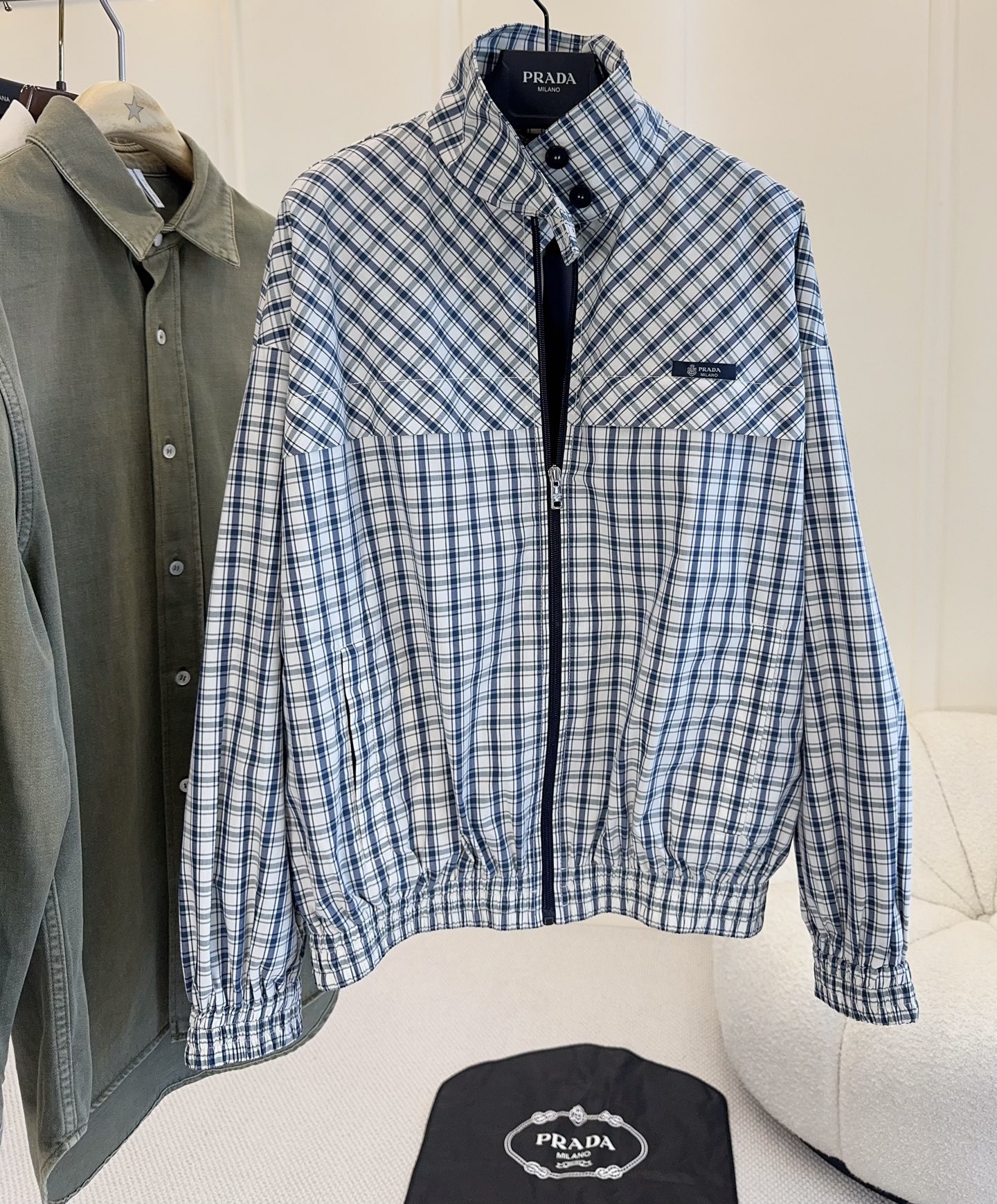 NO:841619,Prada's 2026 new blue and white plaid jacket is retro and casual. The loose fit is super casual. The cotton fabric is crisp and comfortable. The zipper + lapel design is practical and stylish. The plaid element is classic and eye-catching. When paired with a white T and a light-colored skirt, you can easily get a lazy atmosphere~ It can be easily used for daily commuting and leisure occasions. It is a popular item in the Prada women's clothing series!  ,,prada,skirts,jackets & coats,19860909Prada2026新款蓝白格纹夹克,复古又休闲,宽松版型超显随性,棉质面料挺括舒适,拉链+翻领设计实用又有型.格纹元素经典耐看,搭配白T和浅色裙装,轻松get慵懒氛围感～日常通勤、休闲场合都能轻松驾驭,是Prada女装系列的热门单品！,,prada,skirts,jackets & coats,,Women's clothing