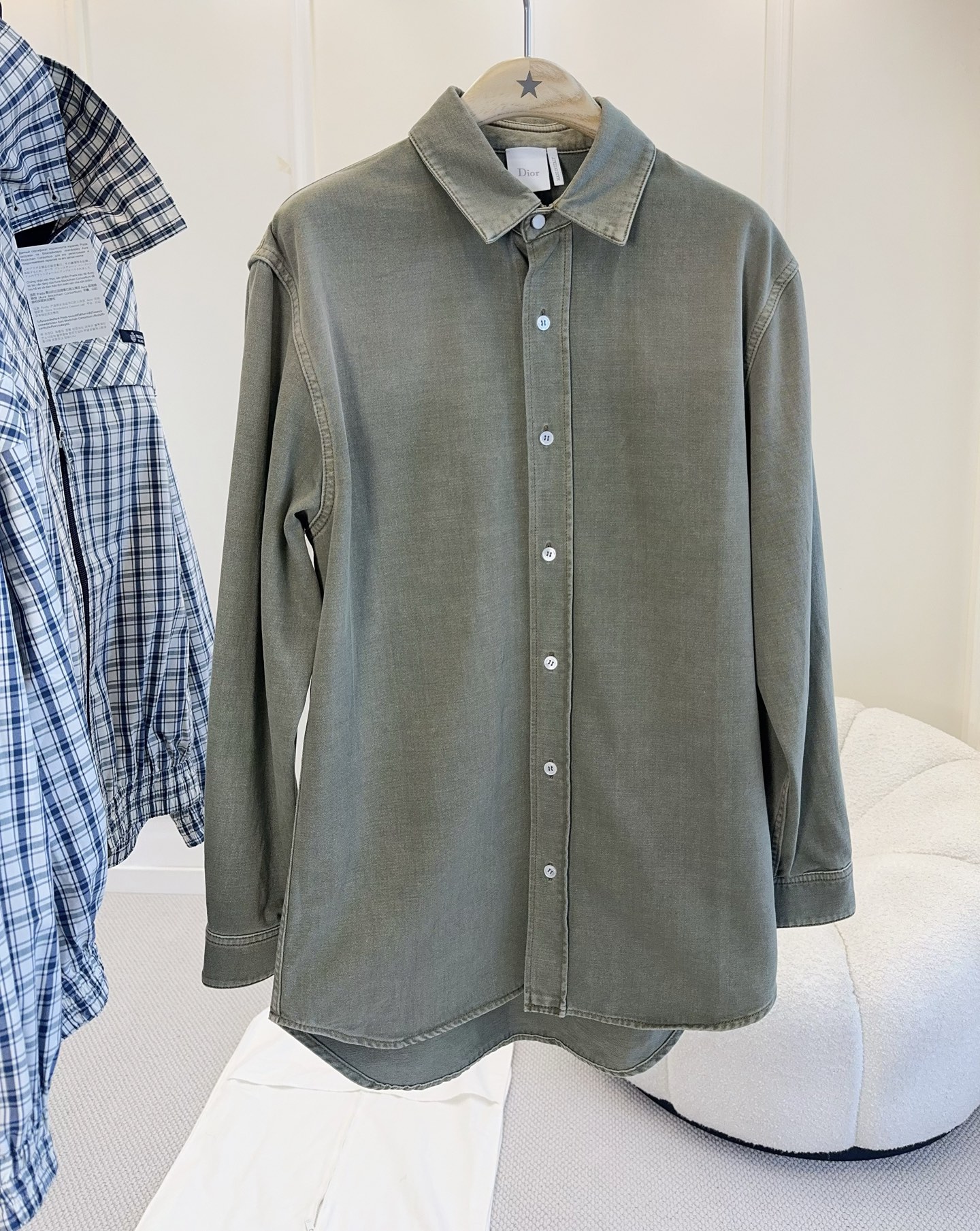 NO:841648,Dior 2026 new army green shirt, gray tone forest green, cotton fabric is crisp and drapey, comfortable to wear and elegant. Classic lapel + single-breasted design, with a small Dior leather label on the back neckline, full of details!  The slightly loose version covers the flesh and makes you look slimmer. The cuffs can be rolled up. It is very suitable for commuting and dating. Paired with a light pink skirt and handbag, the low saturation contrasting color is gentle and reduces age. Yellow skin can also be easily controlled, and it has a full retro filter feel.,, dior, skirts, shirts,19860909Dior 2026新款军绿色衬衫,灰调森林绿,棉质面料挺括有垂坠感,穿着舒适又显气质.经典翻领+单排扣设计,后背领口有Dior小皮标,细节满分！微宽松版型,遮肉显瘦,袖口可卷起,通勤约会都很适合.搭配浅粉色半裙和手提包,低饱和撞色温柔又减龄,黄皮也能轻松驾驭,复古滤镜感满满.,,dior,skirts,shirts,,Women's clothing