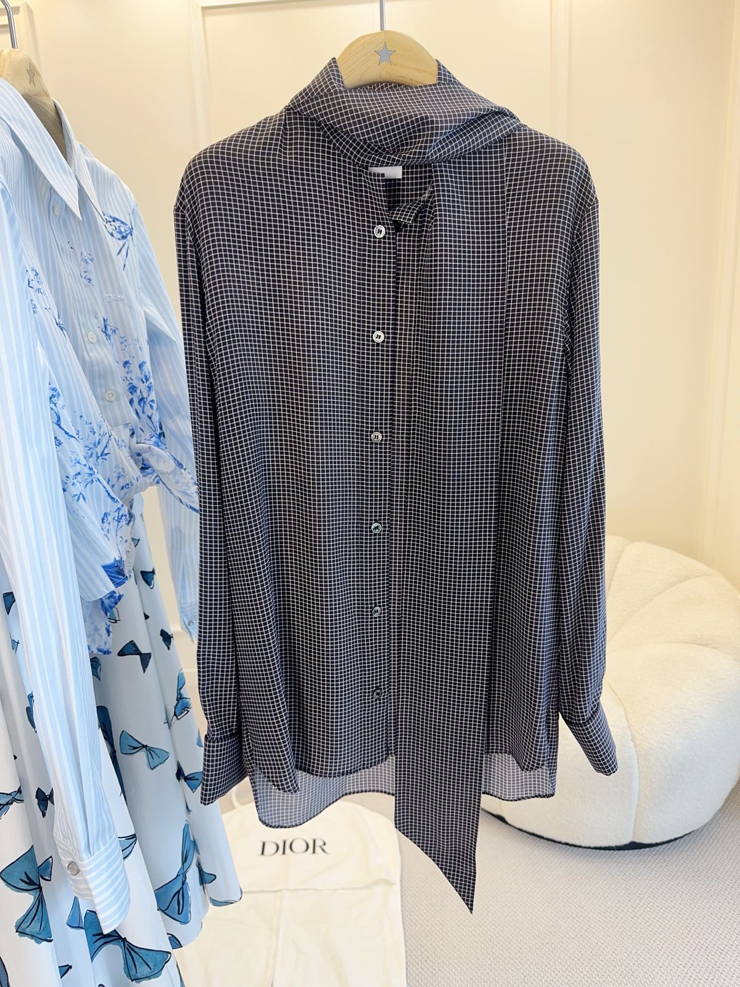 NO:842444,Dior2026 new plaid lace-up shirt, 109 silk, classic small plaid design, dark color, low-key and elegant, the neckband can be tied with a bow, adding a feminine temperament. The loose version is great when worn alone or layered with a windbreaker or vest. It can be easily used for commuting, daily life, and light formal occasions. It is full of retro literary style, practical and fashionable!  ,,dior,shirts,real silk,19860909Dior2026新款格纹系带衬衫,109真丝,经典小格纹设计,深色系低调优雅,领口飘带可系蝴蝶结,增添柔美气质.宽松版型,单穿或叠搭风衣、马甲都很出彩,通勤、日常、轻正式场合都能轻松驾驭,复古文艺风满满,实用又时髦！,,dior,shirts,real silk,,Women's clothing