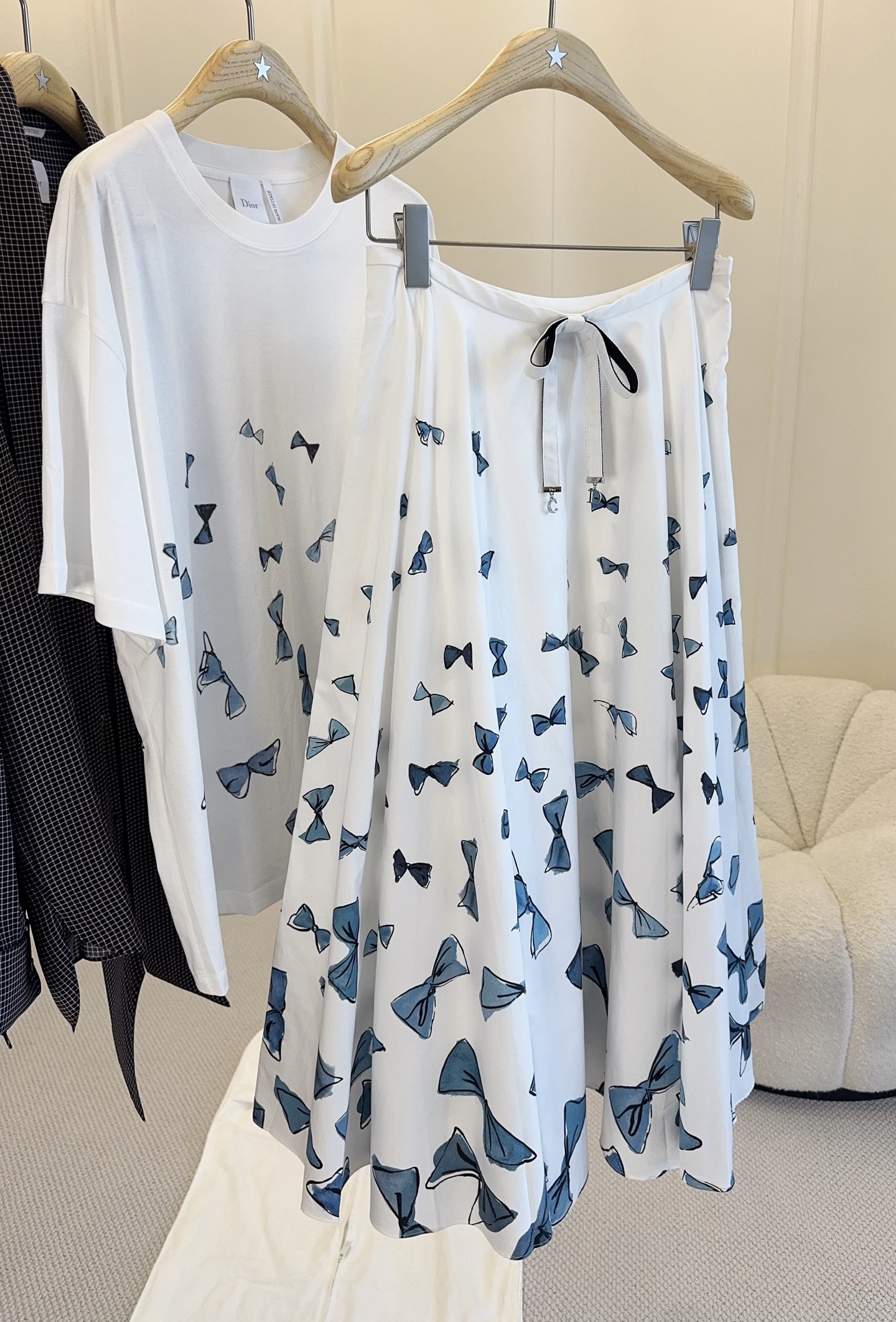 NO:842450,Dior 2026 early autumn new bow print skirt, white bottom with blue bow, fresh and elegant, with a spring and summer atmosphere, bow design on the waist, easy to control for daily commuting and leisure, paired with a white shirt or simple top, perfect for gentle temperament!  Dior's iconic bow element is romantic and practical, and is a must-have item in spring and summer!  ,,dior,skirts,shirts,19860909Dior 2026早秋新款蝴蝶结印花半裙,白色底配蓝色蝴蝶结,清新优雅超有春夏氛围感,腰部蝴蝶结设计,日常通勤、休闲都能轻松驾驭,搭配白衬衫或简约上衣,温柔气质满分！Dior标志性蝴蝶结元素,浪漫又实用,是春夏必入热门单品！,,dior,skirts,shirts,,Women's clothing