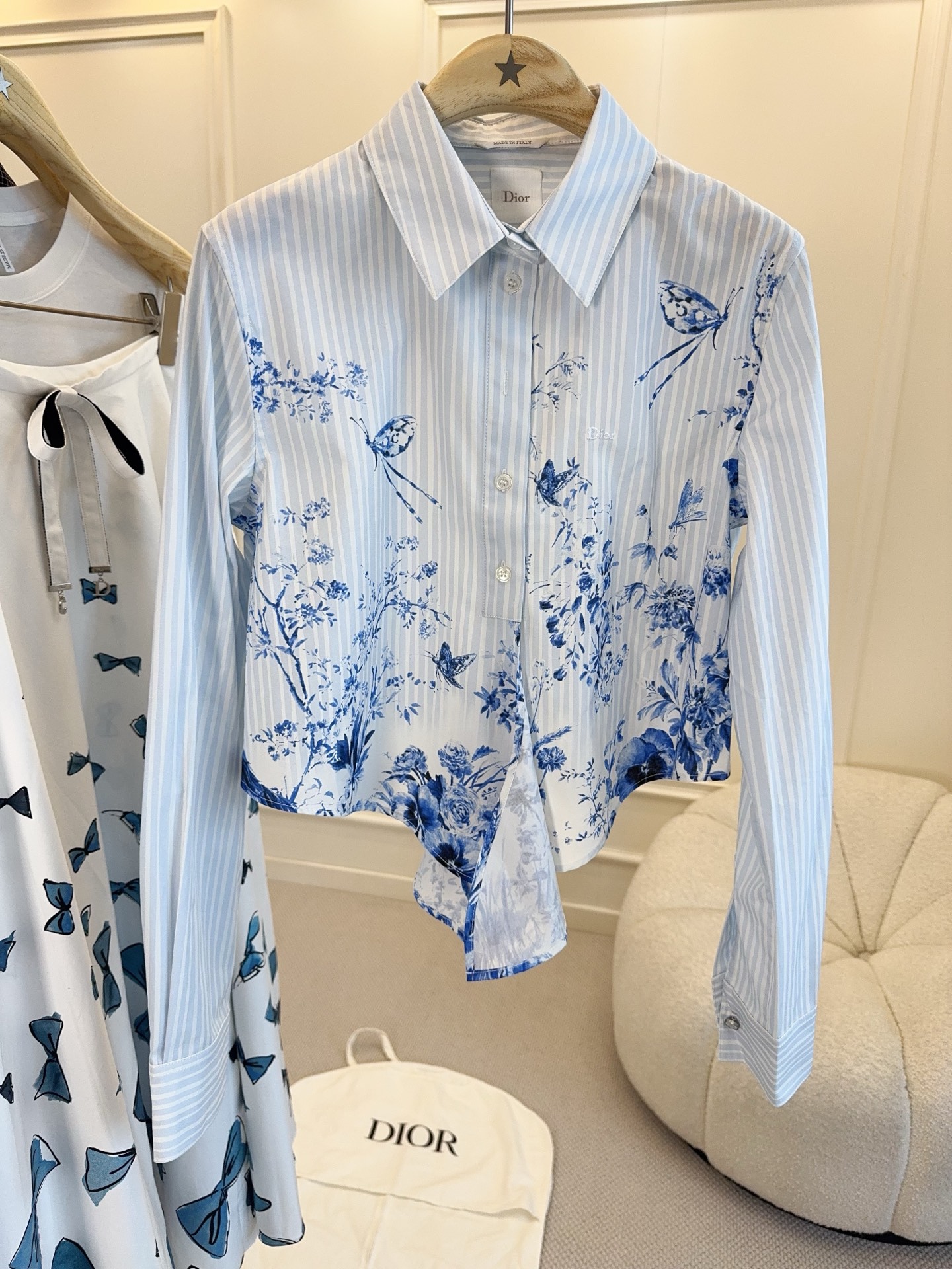 NO:842463,Dior 2026 early autumn series blue and white striped printed shirt, made of light cotton fabric, comfortable and breathable to wear. Blue and white stripes + floral print, fresh and elegant, a must-have for spring and summer. The waist strap design modifies the body shape and adds layering. Classic lapels + long sleeves, easy to control for commuting and leisure. Pair with high-waisted pants or skirts to easily get a high-end look!  ,,dior,skirts,shirts,19860909Dior 2026早秋系列蓝白条纹印花衬衫,轻薄棉质面料,穿着舒适透气.蓝白条纹+花卉印花,清新优雅,春夏必备.腰部绑带设计,修饰身形,增添层次感.经典翻领+长袖,通勤休闲都能轻松驾驭.搭配高腰裤或半身裙,轻松get高级感穿搭！,,dior,skirts,shirts,,Women's clothing