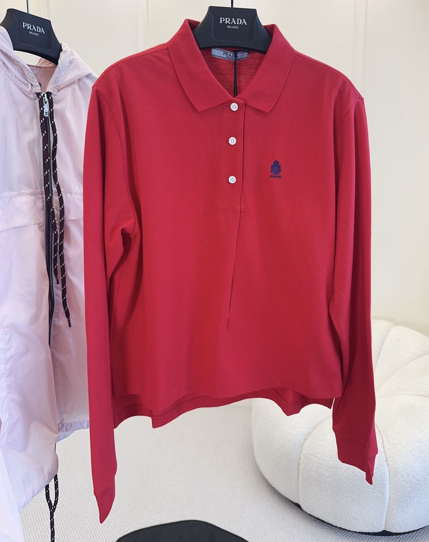 NO:842475,Prada's 2026 new red long-sleeved Polo shirt is made of high-quality cotton, soft and comfortable, and can be easily worn in daily life or light business. It has a classic lapel + three white buttons, and the blue embroidered logo on the left chest is super recognizable. The red color is white and eye-catching. Pair it with white or dark items to easily create a high-end look!  Just perfect for spring and autumn, fashionable and practical~,,prada,19860909Prada2026新款红色长袖Polo衫,采用高品质棉料,柔软舒适,日常或轻商务都能轻松驾驭.经典翻领+三粒白色纽扣,左胸蓝色刺绣徽标超有辨识度.红色显白又吸睛,搭配白色或深色单品,轻松打造高级感穿搭！春秋季节穿着刚刚好,时髦又实用～,,prada,,Women's clothing