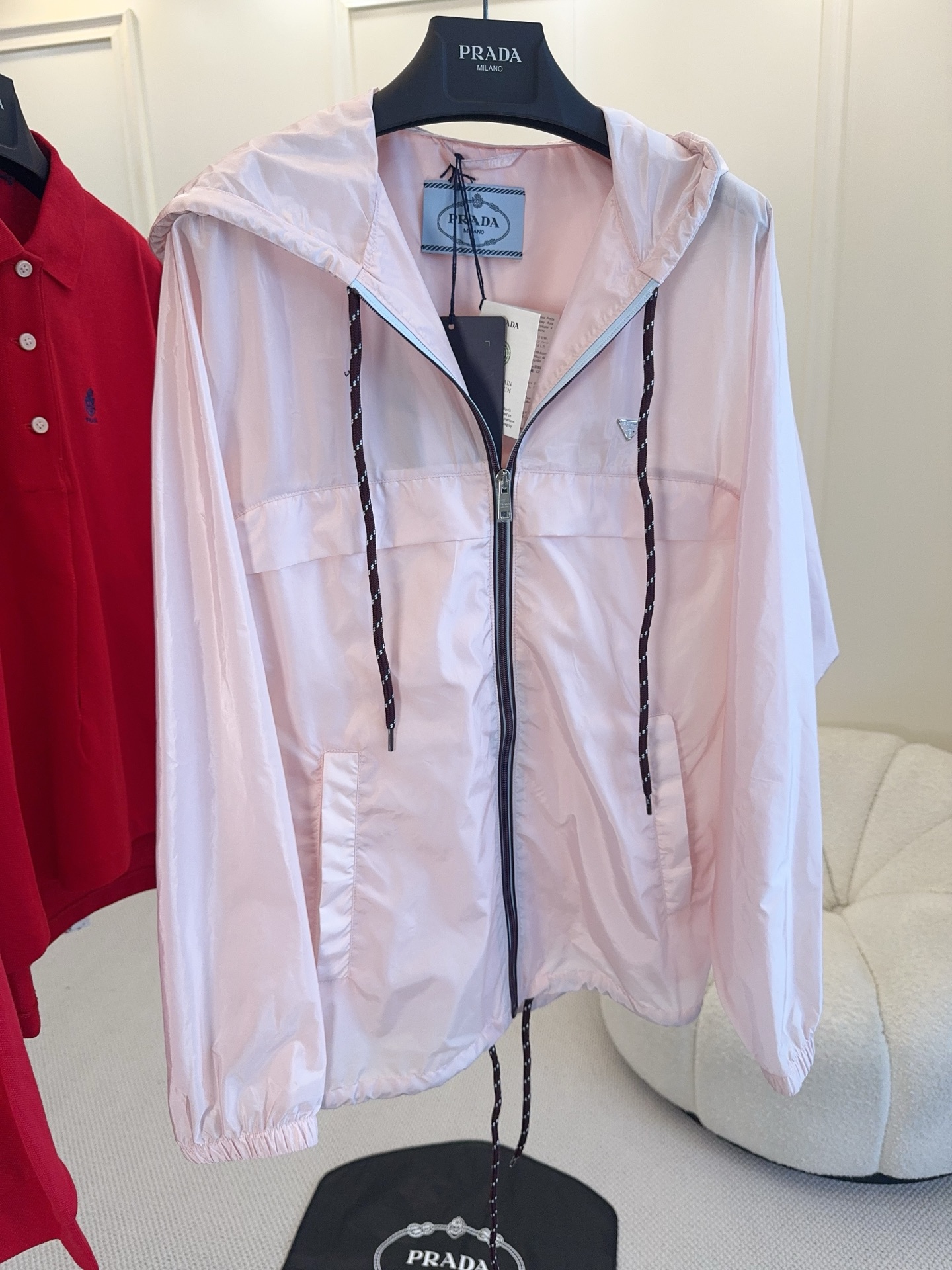 NO:842438,Prada 2026 new pink hooded jacket, made of light windproof fabric, super comfortable to wear in spring and summer!  Loose fit + hooded design, practical and stylish, with exquisite drawstring and zipper details. Light-colored lining, pink, gentle and high-end, can be easily used for commuting and outdoor use.,,prada,jackets & coats,hats,19860909Prada2026新款粉色连帽外套,轻薄防风面料,春夏穿超舒服！宽松版型+连帽设计,实用又有型,抽绳和拉链细节很精致.内衬浅色,粉色温柔又高级,通勤、户外都能轻松驾驭.,,prada,jackets & coats,hats,,Women's clothing