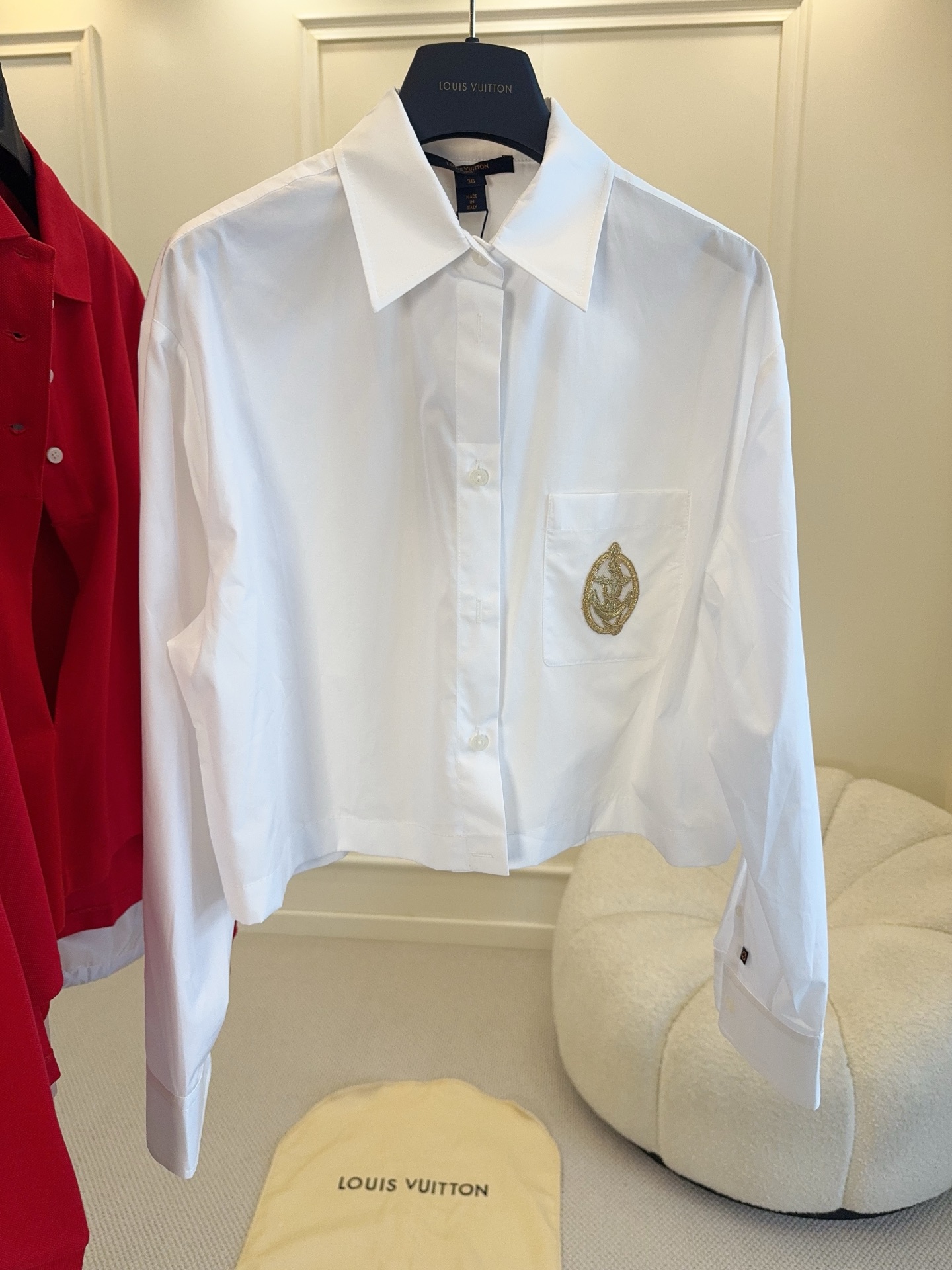 NO:842426,LV2026 new nautical series white shirt, classic long-sleeved design, high-quality cotton fabric, soft and breathable, super comfortable for daily wear!  The gold anchor-shaped embroidered badge on the left chest has a nautical theme and exquisite details. The cut is simple and elegant, and it looks great with high-waisted pants or skirts, easily creating an elegant and casual style. It is very suitable for spring and summer. It can be easily controlled on vacation, commuting, and dating. It is versatile and has brand recognition!  ,,louis vuitton,skirts,shirts,19860909LV2026新款航海系列白色衬衫,经典长袖设计,高品质棉质面料,柔软透气,日常穿着超舒适！左胸金色锚形刺绣徽章,航海主题感满满,细节精致.剪裁简约大方,搭配高腰裤或裙装都很出彩,轻松打造优雅休闲风.春夏季节超适合,度假、通勤、约会都能轻松驾驭,百搭又有品牌辨识度！,,louis vuitton,skirts,shirts,,Women's clothing