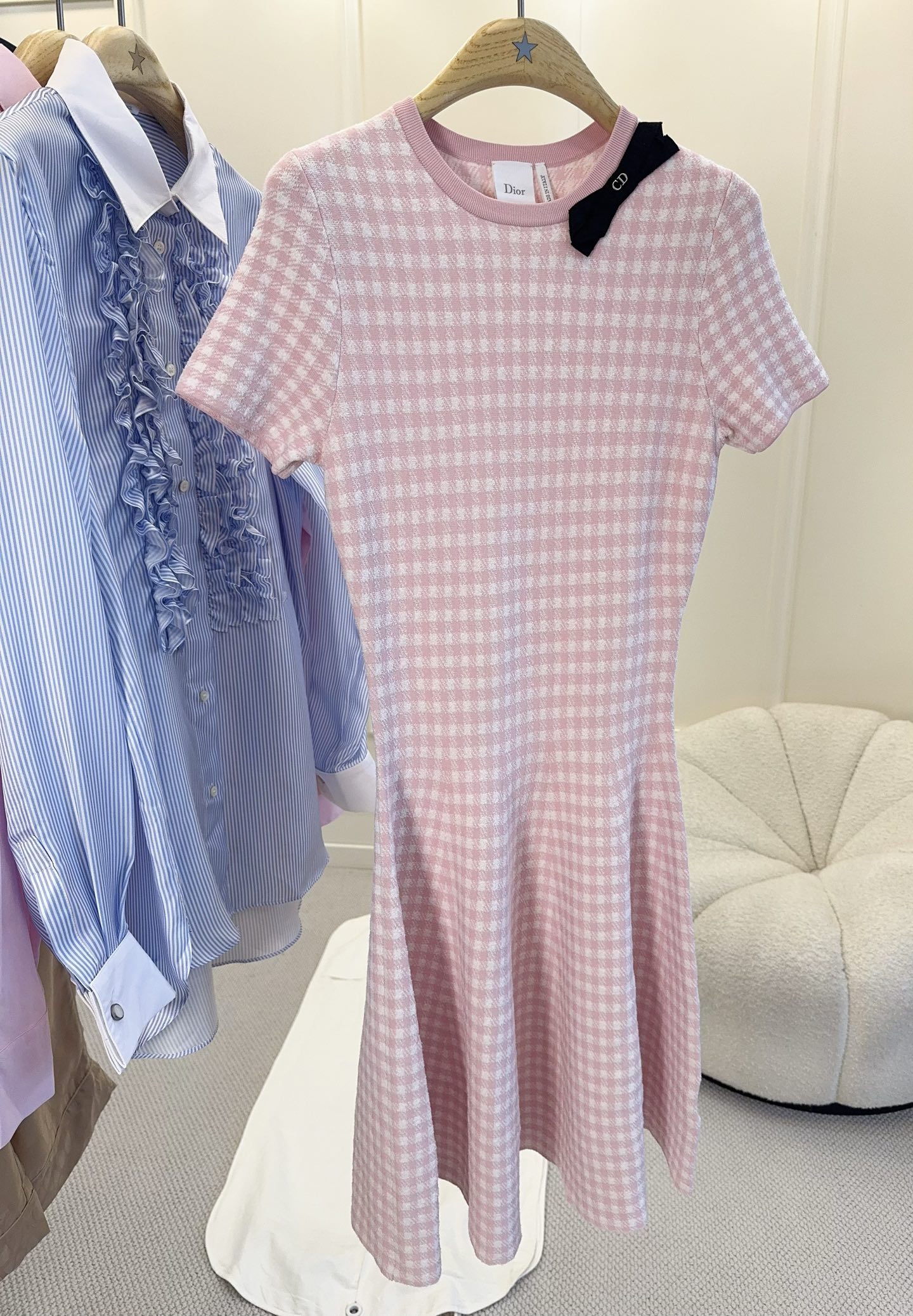 NO:843254,Dior2026 new pink plaid dress, classic pink and white plaid, full of French retro style!  Short sleeves + waist + A-line skirt, elegant and flattering, perfect for spring and summer ~ The material is light and comfortable, and can be easily used for commuting, dating, and vacations. Dior's iconic design, exquisite tailoring + high-end texture, can easily create a sweet or elegant look, it is a must-have item in the spring and summer wardrobe!  ,,dior,skirts,T-shirt,19860909Dior2026新款粉色格纹连衣裙,经典粉白格纹,法式复古风满满！短袖+收腰+A字裙摆,优雅又显身材曲线,春夏穿超适合～材质轻盈舒适,通勤、约会、度假都能轻松驾驭.Dior标志性设计,精致剪裁+高端质感,轻松打造甜美或优雅造型,是春夏衣橱必备单品！,,dior,skirts,T-shirt,,Women's clothing