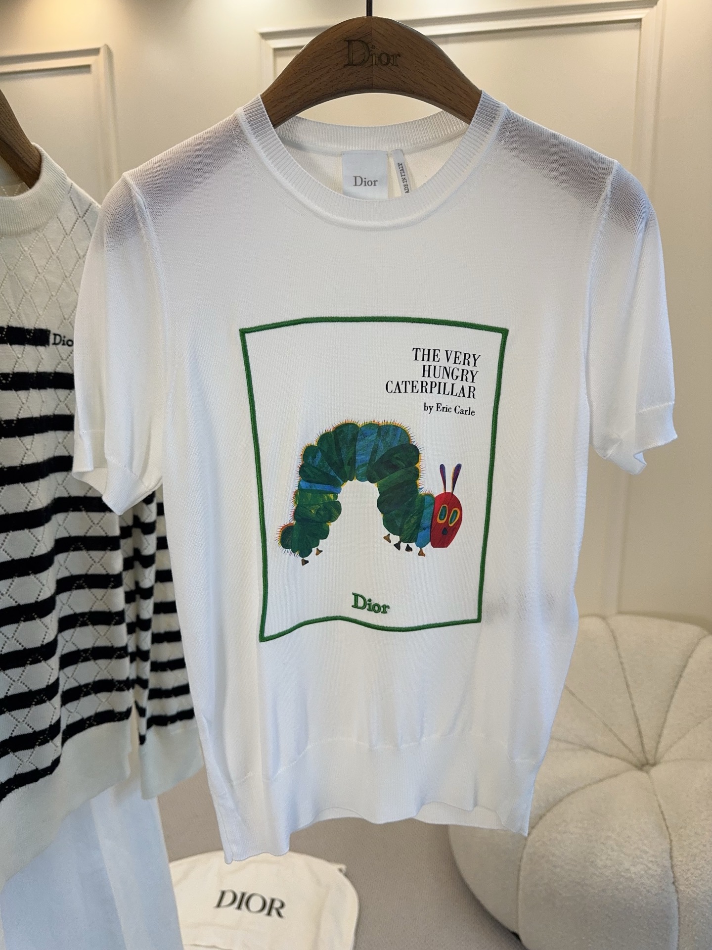 NO:843231,Dior's 2026 new knitted white short-sleeved T-shirt has a super cute caterpillar cartoon print on the chest, with a green border + text design, which is childlike and artistic. Silk knitted fabric is soft and comfortable, and it looks good when worn next to the body!  It looks great with jeans or casual pants every day, and you can easily create a fashionable and casual style!  ,,dior,jeans,T-shirt,tees,t-shirt,real silk,19860909Dior2026新款针织白色短袖T恤,胸前是超可爱的毛毛虫卡通印花,绿色边框+文字设计,童趣又艺术感满满.真丝针织面料,柔软舒适,贴身穿也很OK！日常搭配牛仔裤或休闲裤都很出彩,轻松打造时尚休闲风！,,dior,jeans,T-shirt,tees，t-shirt,real silk,,Women's clothing