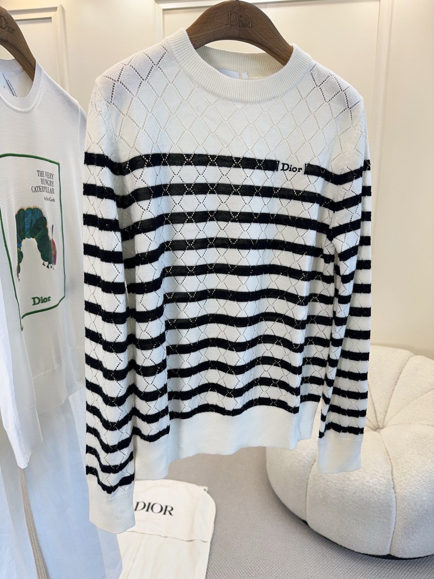 NO:843271,Dior2026 new striped sweater, classic black and white stripes + rhombus texture, simple and detailed, wool material, soft and skin-friendly, loose fit, can be easily matched with jeans or skirts for daily commuting and leisure, elegant and casual. Dior's iconic design, comfortable and fashionable!  ,,dior,skirts,jeans,19860909Dior2026新款条纹针织衫,经典黑白条纹+菱格纹理,简约又有细节感,羊毛材质,柔软亲肤,宽松版型,日常通勤、休闲都能轻松搭配牛仔裤或半裙,优雅随性get.Dior标志性设计,舒适又时髦！,,dior,skirts,jeans,,Women's clothing