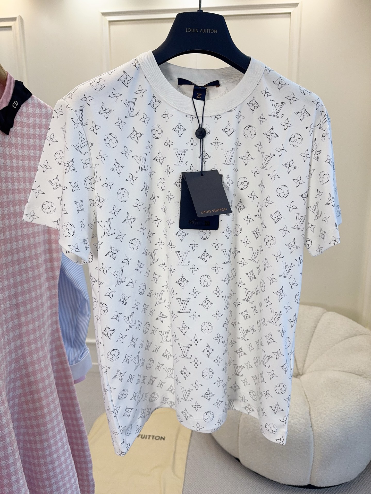 NO:843251,LV2026 new Monogram printed short-sleeved T-shirt, white bottom + classic presbyopia pattern, highly recognizable!  The pure cotton material is soft and breathable, and it is super comfortable to wear in summer. The loose round neck design is casual and fashionable, and can be easily worn in daily life or on vacation. It goes well with jeans and short skirts, and you can easily get a high-end feel. As a classic LV item, it is fashionable and practical, and a wardrobe must-have!  ,,louis vuitton,skirts,jeans,T-shirt,tees,t-shirt,19860909LV2026新款Monogram印花短袖T恤,白色底+经典老花图案,辨识度超高！纯棉材质柔软透气,夏天穿超舒服.宽松圆领设计,休闲又时髦,日常或度假都能轻松驾驭.搭配牛仔裤、短裙都很出彩,轻松get高级感.作为LV经典单品,时尚实用,衣橱必备！,,louis vuitton,skirts,jeans,T-shirt,tees，t-shirt,,Women's clothing