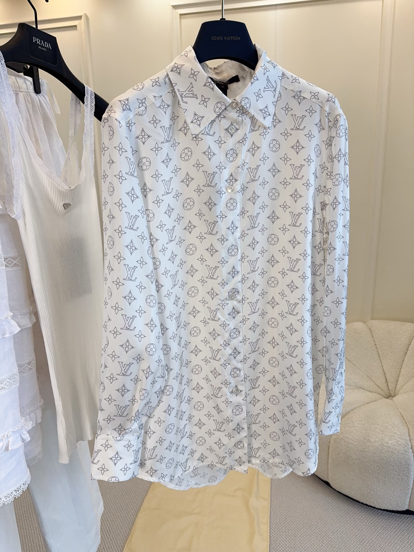 NO:843263,LV 2026 new Monogram printed long-sleeved shirt, classic all-over print design, high brand recognition!  The silk material is light and smooth, breathable and comfortable, and is very suitable for spring and summer wear. The loose fit + long sleeves with lapels can be easily used in daily commuting, elegant and practical, easy to match with various styles, fashionable and versatile.,, louis vuitton, shirts, real silk,19860909LV 2026新款Monogram印花长袖衬衫,经典满印设计,品牌辨识度超高！真丝材质轻盈柔滑,透气舒适,春夏穿超合适.宽松版型+翻领长袖,通勤日常都能轻松驾驭,优雅又实用,轻松搭配各种风格,时髦又百搭.,,louis vuitton,shirts,real silk,,Women's clothing