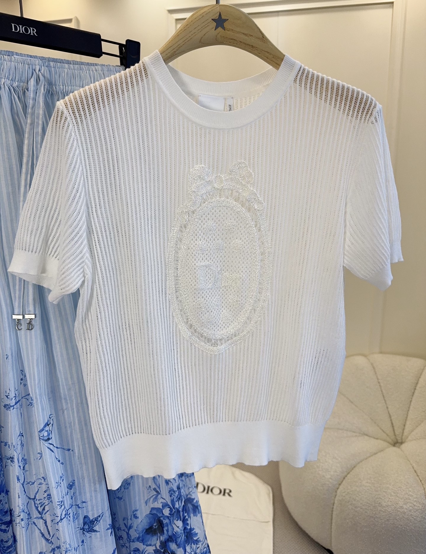 NO:844764,Dior2026 new embroidered knitted short-sleeved, pure cotton knitted fabric, soft and comfortable, super friendly for daily wear!  The oval embroidered logo on the front, exquisite craftsmanship + perfect brand recognition. The short-sleeved design is simple and elegant, and it is elegant when paired with skirts or high-waisted pants. It is easy to switch between multiple styles. The knitted material is breathable, very suitable for spring and summer, fashionable and practical, and can easily create a high-end look!  ,,dior,skirts,T-shirt,19860909Dior2026新款刺绣针织短袖,纯棉针织面料,柔软舒适,日常穿着超友好！正面椭圆形刺绣徽标,精致工艺+品牌辨识度满分.短袖设计简约大方,搭配裙装或高腰裤都很优雅,轻松切换多种风格.针织材质透气,春夏季节穿着超合适,时尚又实用,轻松打造高级感look！,,dior,skirts,T-shirt,,Women's clothing