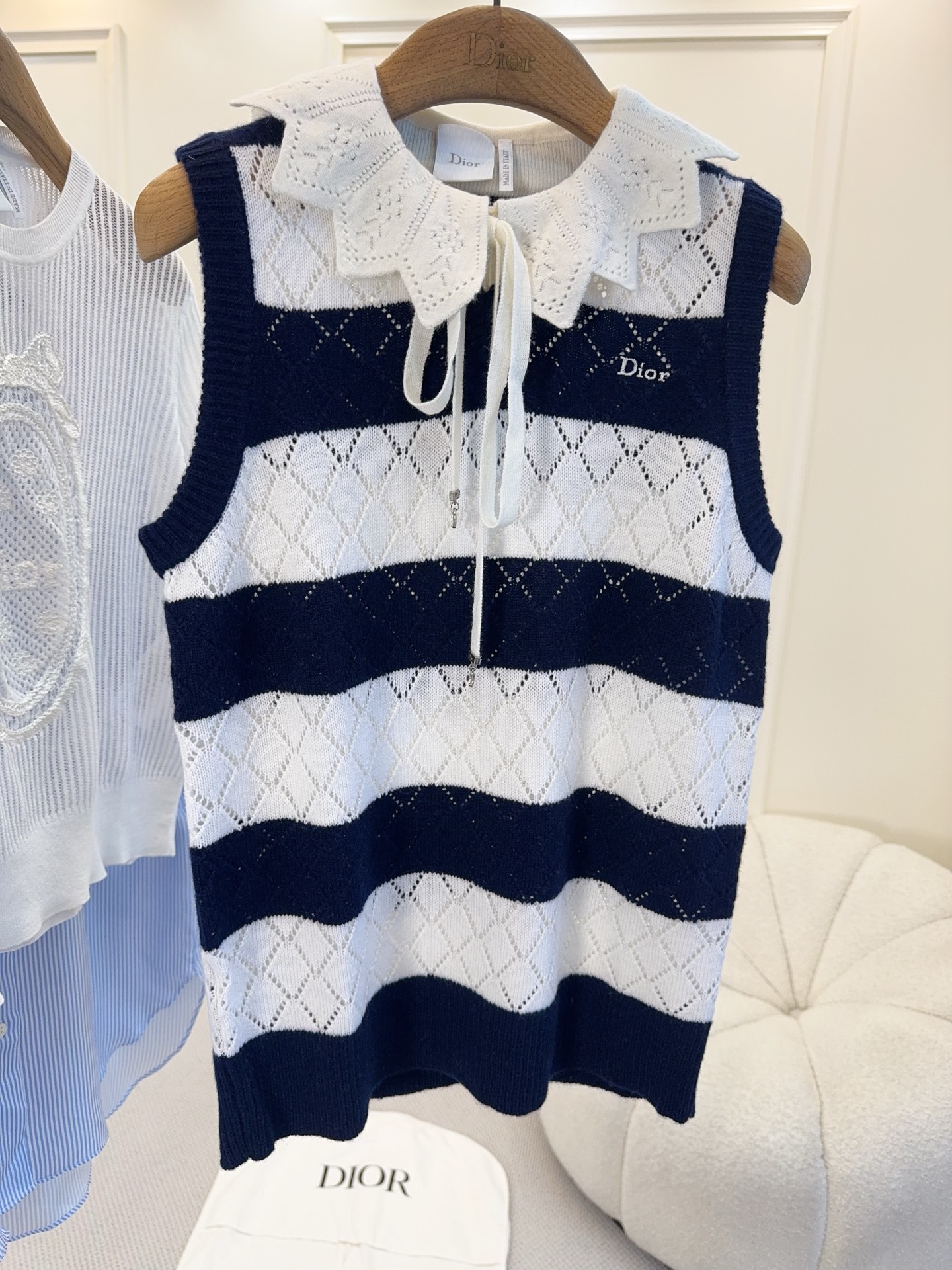 NO:844753,Dior 2026 spring and summer new striped hollow knitted vest, navy + white stripes, diamond-shaped hollow design, breathable and exquisite. Hollow lace doll collar + laces, full of college style, age-reducing and elegant. Sleeveless loose version, comfortable and slimming, super friendly for fat sisters!  It can be easily worn for daily commuting, dating, and vacation. Pair it with white pants or a black skirt, and you can switch between salty girly or elegant lady style.,, dior, skirts,19860909Dior 2026春夏新款条纹镂空针织背心,藏青+白色条纹,菱形格镂空设计,透气又精致.镂空花边娃娃领+系带,学院风满满,减龄又优雅.无袖宽松版型,舒适显瘦,对微胖姐妹超友好！日常通勤、约会、度假都能轻松驾驭,搭配白裤或黑裙,盐系少女or优雅大小姐风随心切换.,,dior,skirts,,Women's clothing