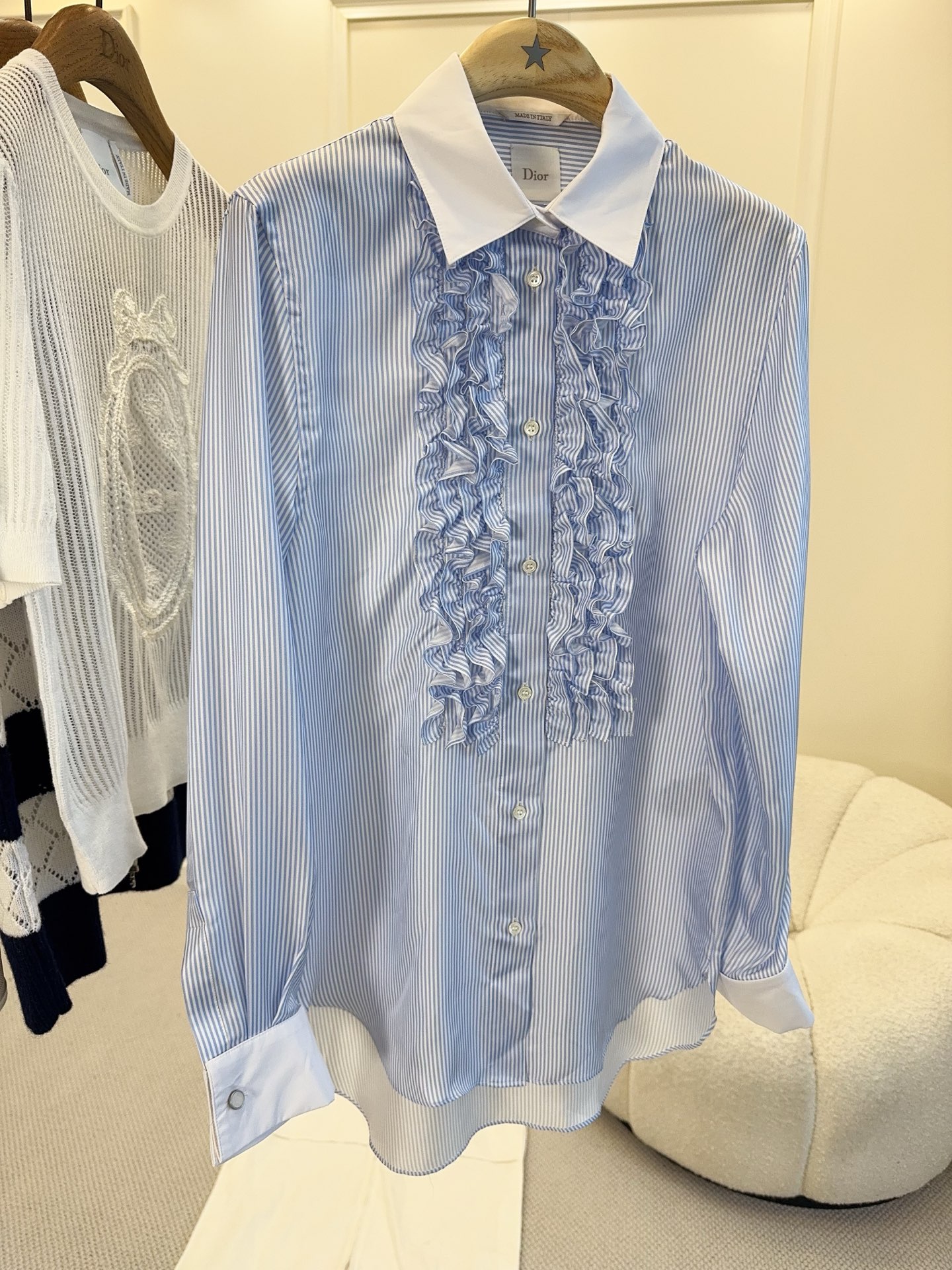 NO:844777,Dior2026 new blue and white vertical striped shirt, real silk, ruffle design on the chest is super layered, elegant and romantic. Delicate and smooth, breathable and comfortable, can be easily used for daily or light business. White lapel + cuffs, fresh and simple, vertical stripes make you taller and slimmer, not picky about your figure~ Pair it with jeans or skirt, you can easily get the French relaxed feeling!  ,,dior,skirts,jeans,shirts,real silk,19860909Dior2026新款蓝白竖条纹衬衫,真丝,胸前荷叶边设计超有层次感,优雅又浪漫.细腻光滑,透气舒适,日常或轻商务都能轻松驾驭.白色翻领+袖口,清新简约,竖条纹显高显瘦,不挑身材～搭配牛仔裤或半裙,法式松弛感轻松get！,,dior,skirts,jeans,shirts,real silk,,Women's clothing