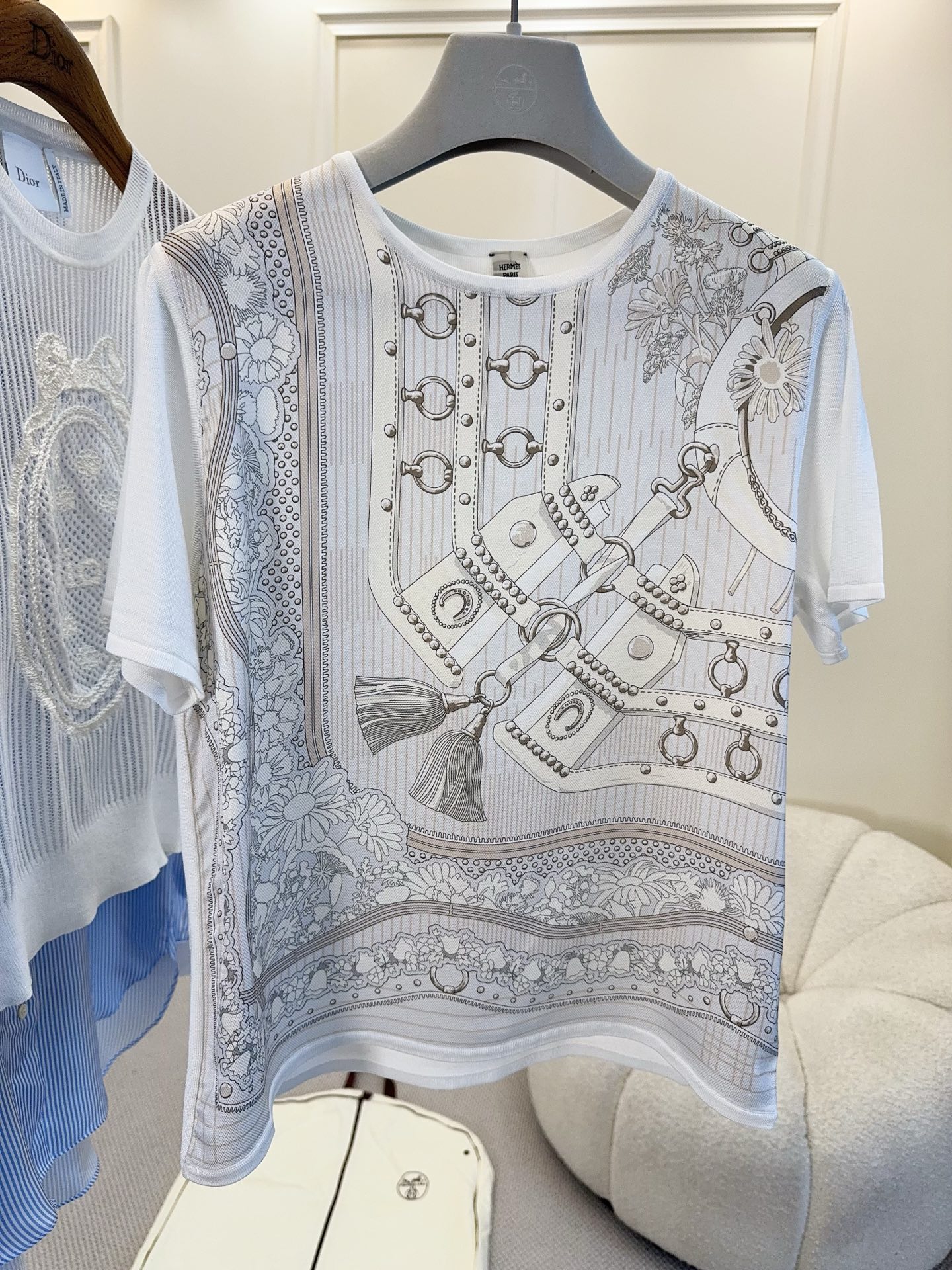 NO:844801,Hermes 2026 new 'Horse Title Prologue' silk printed short-sleeved top, Morandi color matching, knitted printed patchwork design, full of artistic sense!  Silk splicing material, soft and comfortable, with details such as horse bit rings and floral elements, retro and elegant. The loose version can be easily used in daily or light formal occasions. It looks great with simple trousers or skirts, and you can easily get a high-end style.,, hermes, skirts, T-shirt, real silk,19860909Hermes2026新款“马衔序章”真丝印花短袖上衣,莫兰迪配色,针织印花拼织设计,艺术感满满！真丝拼接材质,柔软舒适,细节有马衔环和花卉元素,复古又优雅.宽松版型,日常或轻正式场合都能轻松驾驭,搭配简约裤装或裙装都很出彩,轻松get高级感穿搭风格.,,hermes,skirts,T-shirt,real silk,,Women's clothing