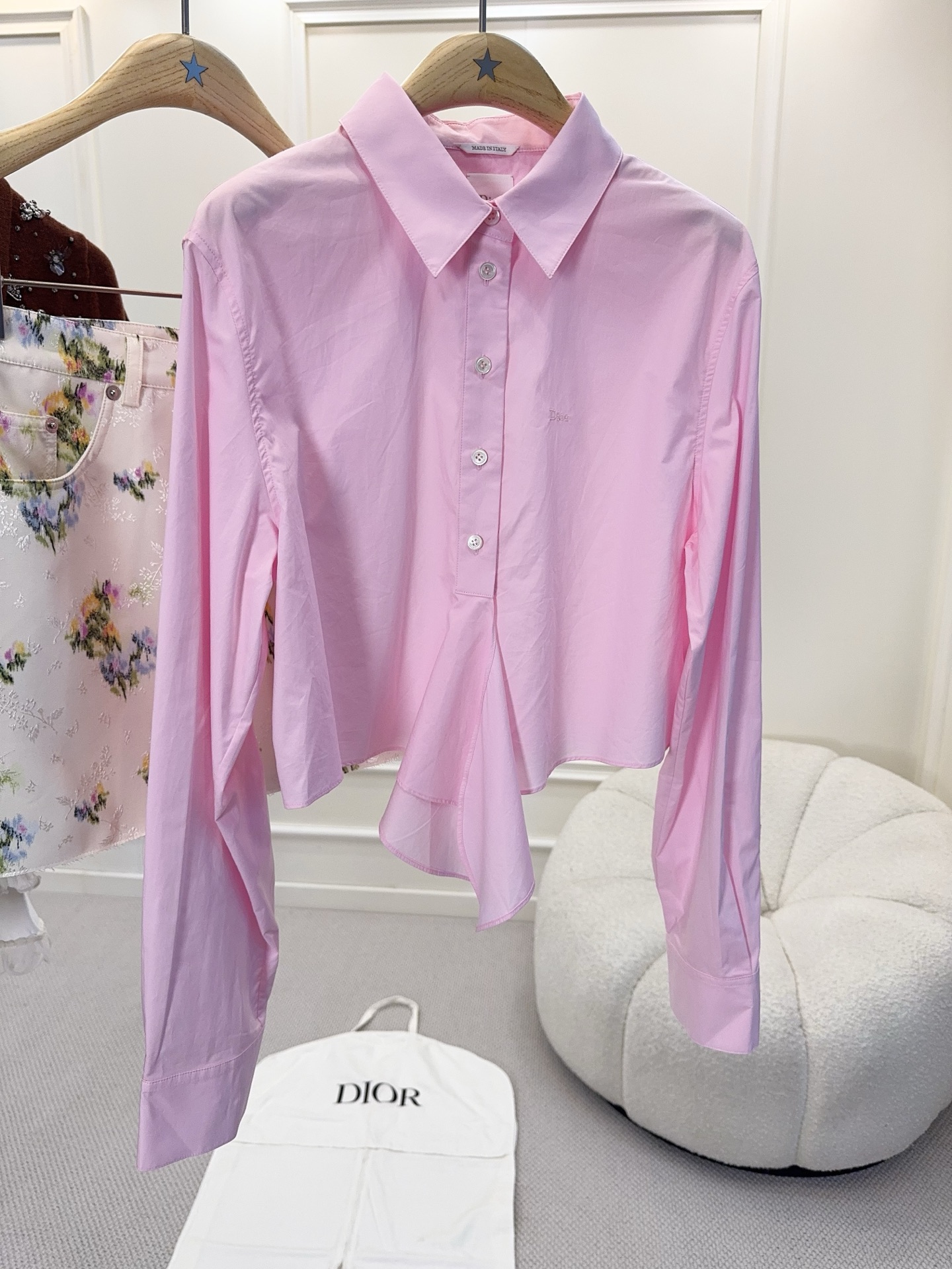 NO:845466,Dior's 2026 new pink strappy shirt is made of light cotton fabric, soft and skin-friendly, and super comfortable to wear in spring and summer!  The waist strap design modifies the waistline and adds a sense of layering. The light pink color is gentle and elegant, and can be easily used in daily commuting. Pair it with a high-waisted skirt or jeans to easily get an intellectual and sweet style. It is a Dior classic series, with both design and practicality, fashionable and versatile!  ,,dior,skirts,jeans,shirts,19860909Dior2026新款粉色绑带衬衫,采用轻薄棉质面料,柔软亲肤,春夏穿超舒服！腰部绑带设计修饰腰线,增添层次感,浅粉色温柔优雅,通勤日常都能轻松驾驭.搭配高腰裙或牛仔裤,轻松get知性甜美风,是Dior经典系列,设计感与实用性兼具,时髦又百搭！,,dior,skirts,jeans,shirts,,Women's clothing