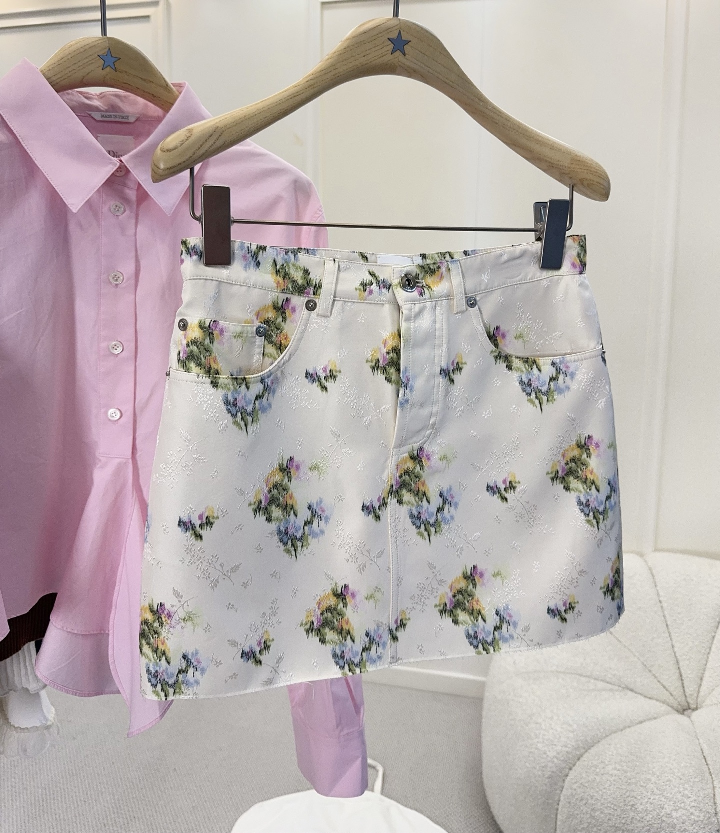 NO:845491,Dior 2026 new silk floral jacquard skirt, 109 silk jacquard, white base with blue, yellow and purple florals, fresh and elegant, full of spring atmosphere. A-line version, slimming and modifying the legs, suitable for daily life or vacation. Paired with a light-colored shirt or knitted cardigan, it is gentle and fashionable, and can easily create a French romantic style.,,dior,skirts,shirts,real silk,19860909Dior 2026新款真丝碎花提花半身裙,109真丝提花,白色底配蓝黄紫碎花,清新优雅,春日氛围感满满.A字版型,显瘦又修饰腿型,日常或度假都很适合.搭配浅色衬衫或针织开衫,温柔又时髦,轻松打造法式浪漫风格.,,dior,skirts,shirts,real silk,,Women's clothing
