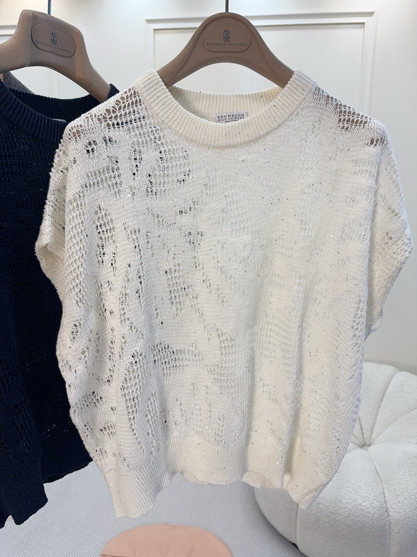 NO:845476,Brunello Cucinelli's 2026 new hollow knitted top is made of linen blended material, light and breathable, and super comfortable to wear in spring and summer!  The white round neck sleeveless design, hollow pattern + bead embellishment, is low-key and exquisite, and can be easily used for commuting and leisure. High-end texture, comfortable and design, it is a must-have item for old money style wear!  ,,brunello cucinelli,19860909Brunello Cucinelli2026新款镂空针织上衣,采用亚麻混纺材质,轻盈透气,春夏穿超舒服！白色圆领无袖设计,镂空花纹+珠片点缀,低调又精致,通勤休闲都能轻松驾驭.高端质感,舒适又有设计感,是老钱风穿搭必备单品！,,brunello cucinelli,,Women's clothing